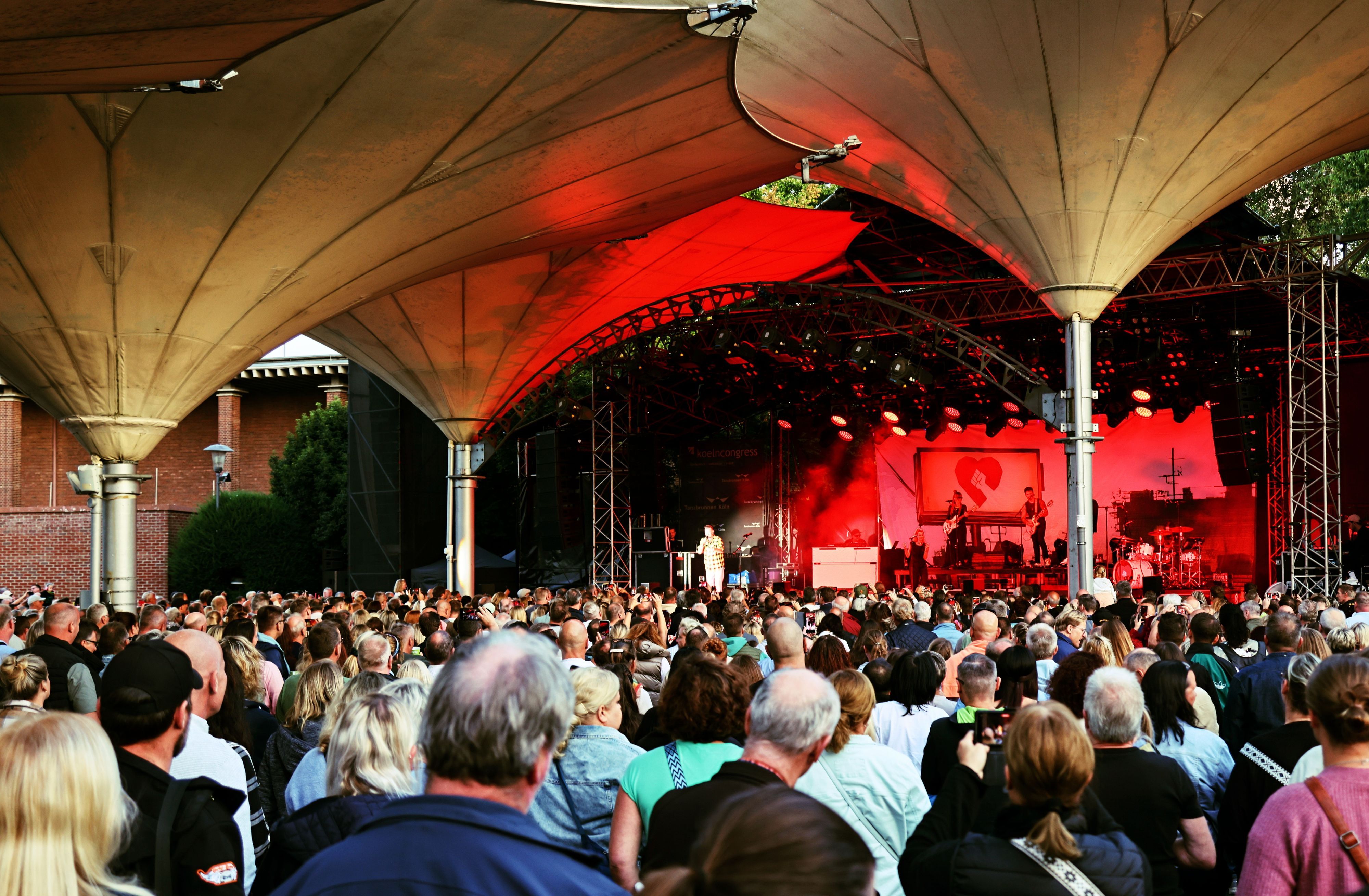 Zuschauer bei einer Veranstaltung im Tanzbrunnen.