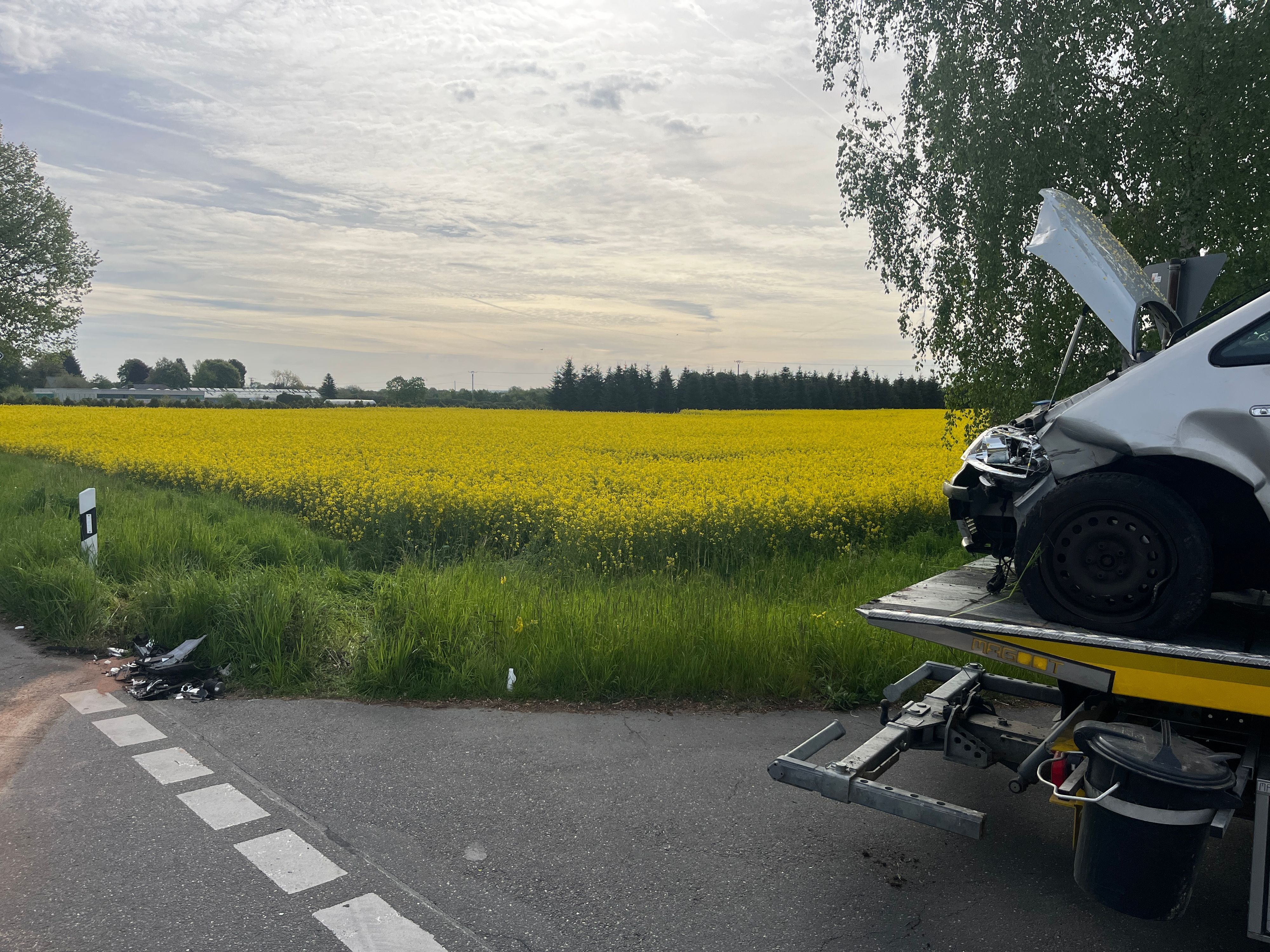 Die Spur des Wagens ins Feld ist noch deutlich zu sehen.