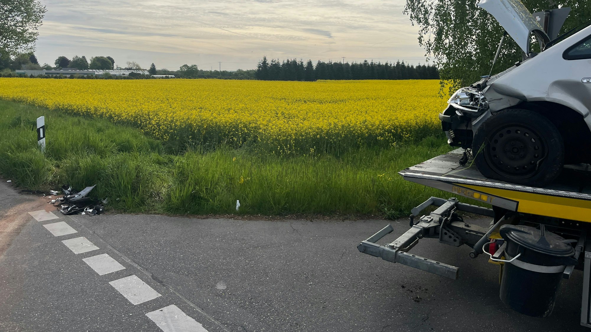 Die Spur des Wagens ins Feld ist noch deutlich zu sehen.