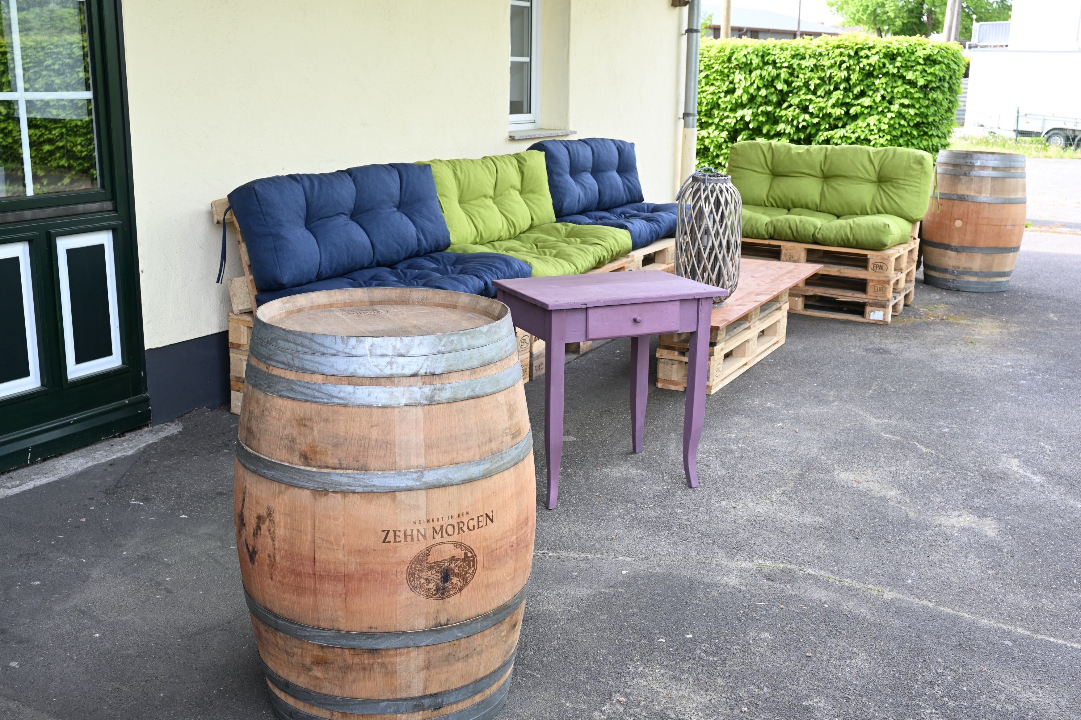 Das Foto zeigt Sitzgelegenheiten draußen