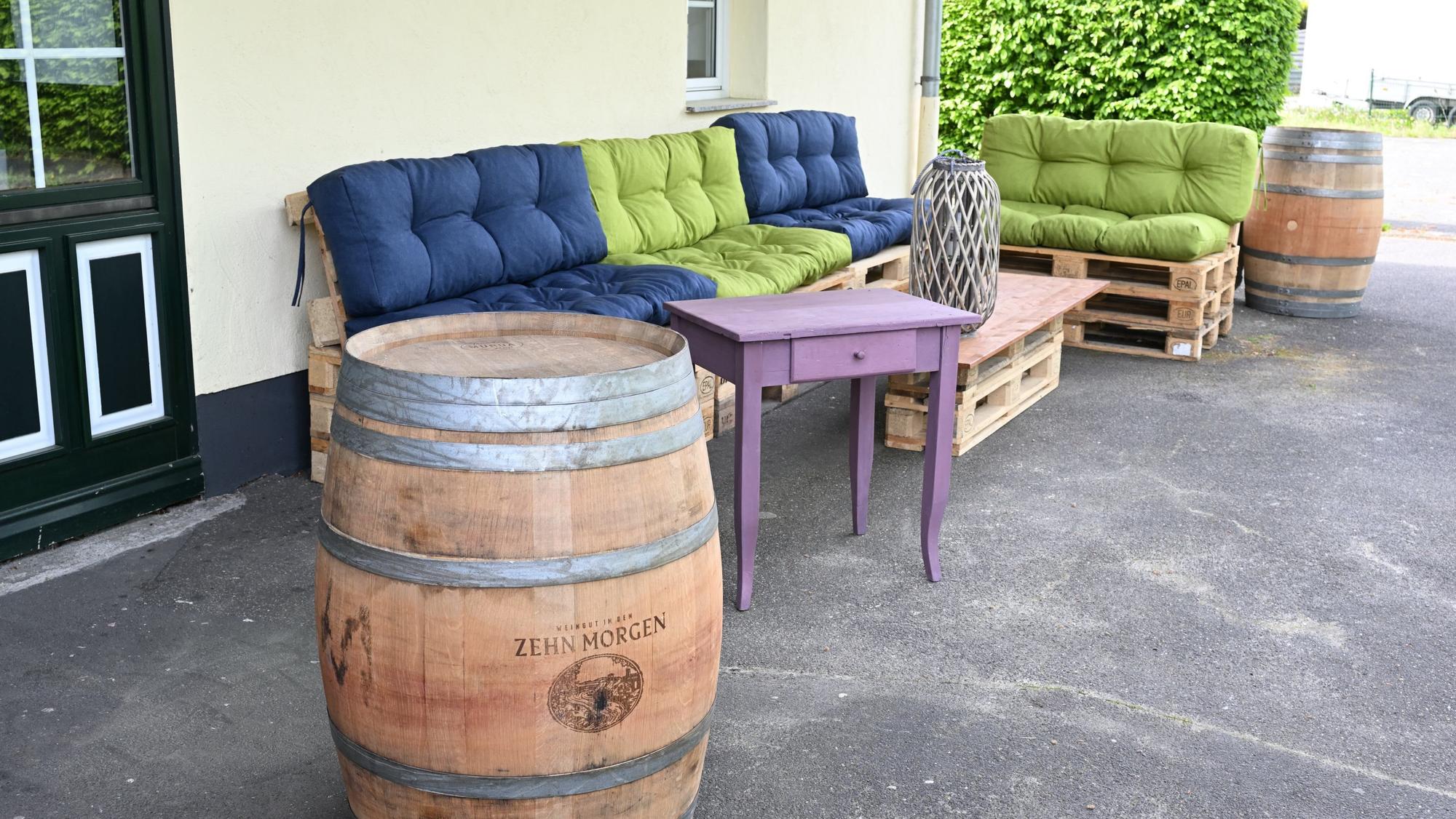 Das Foto zeigt Sitzgelegenheiten draußen