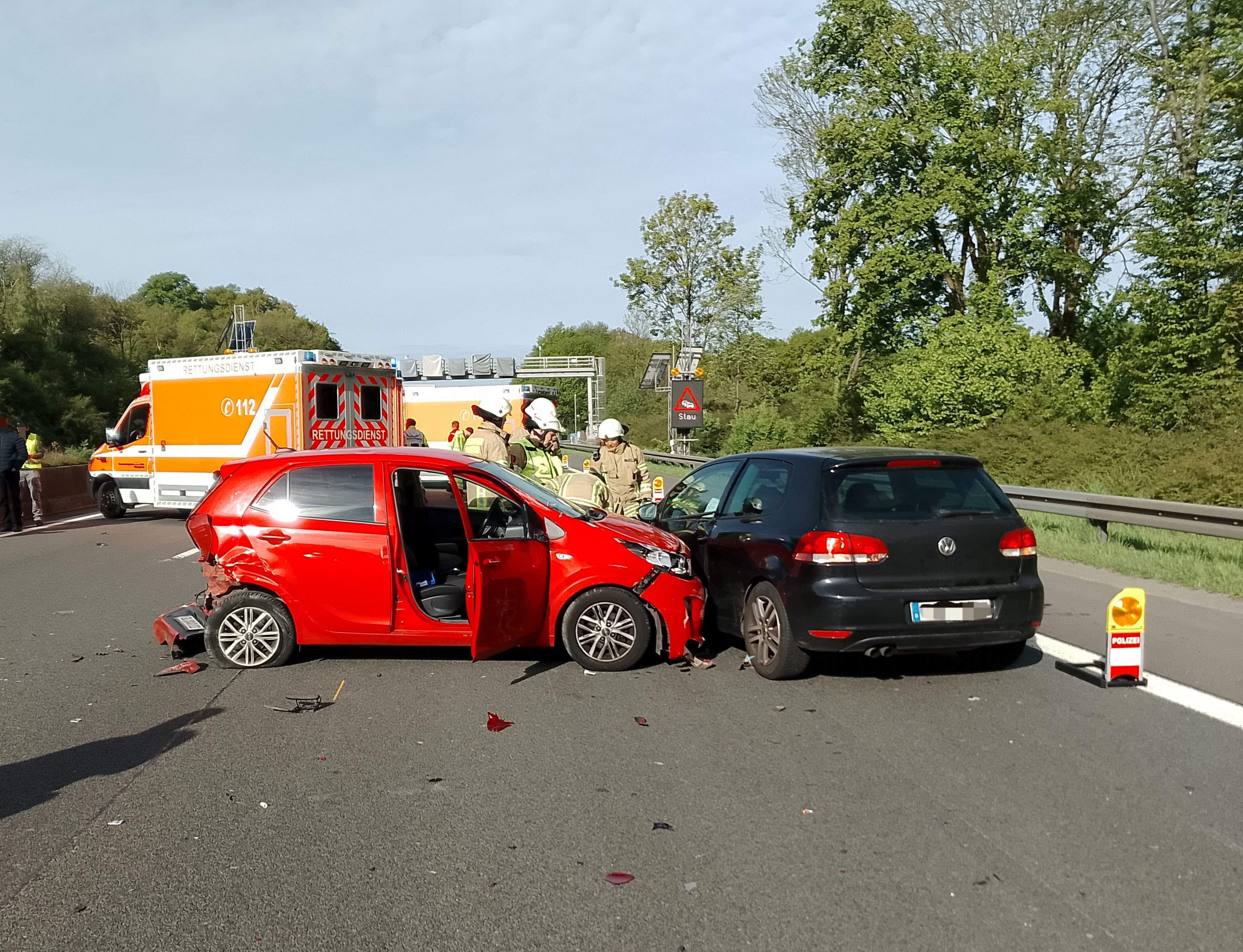 Zwei kaputte Autos auf der A 1