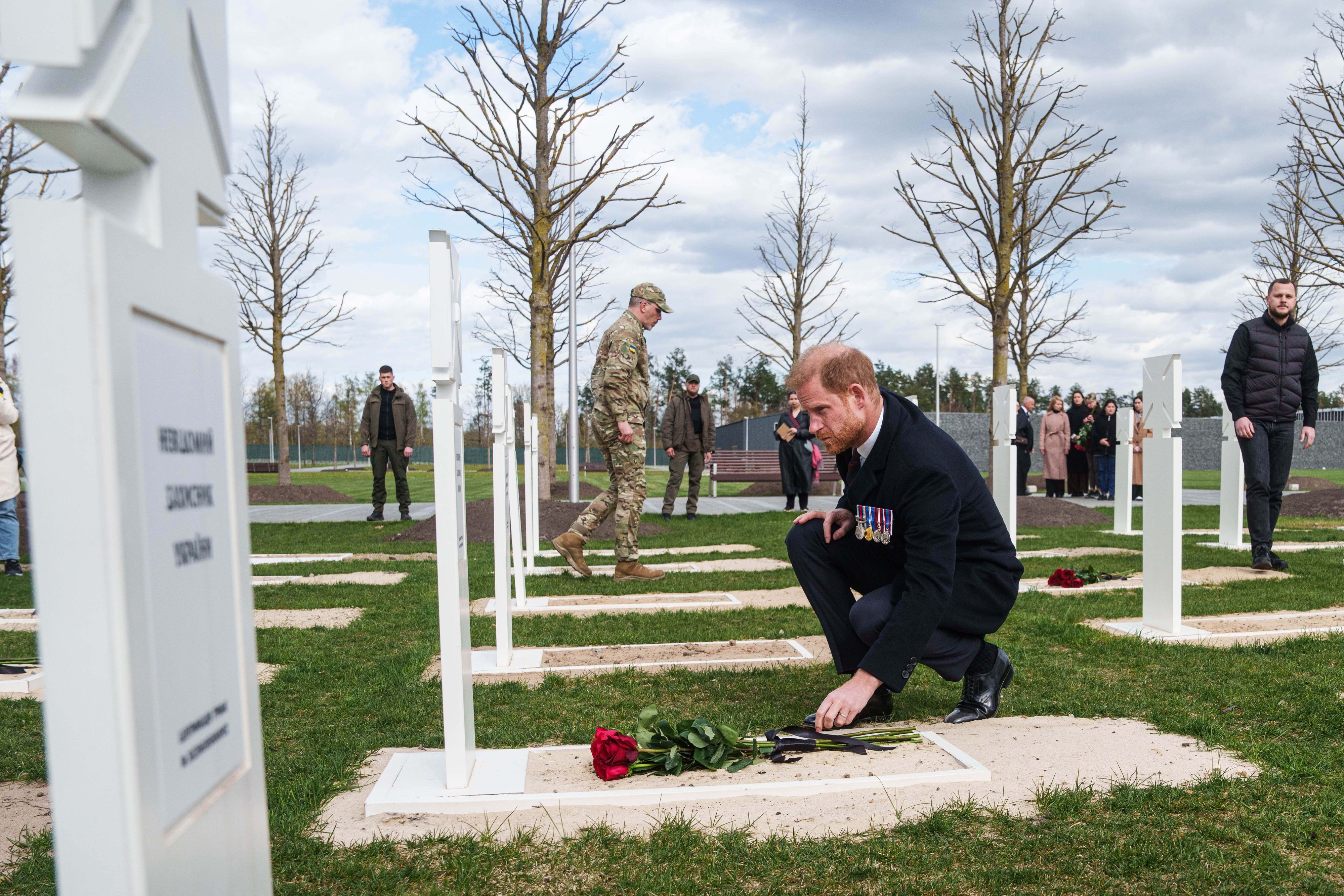 Prinz Harry legt auf einem Militärfriedhof in der Nähe von Kiew Blumen am Grab eines nicht identifizierten ukrainischen Soldaten nieder, der während des russisch-ukrainischen Krieges im Kampf gefallen ist.