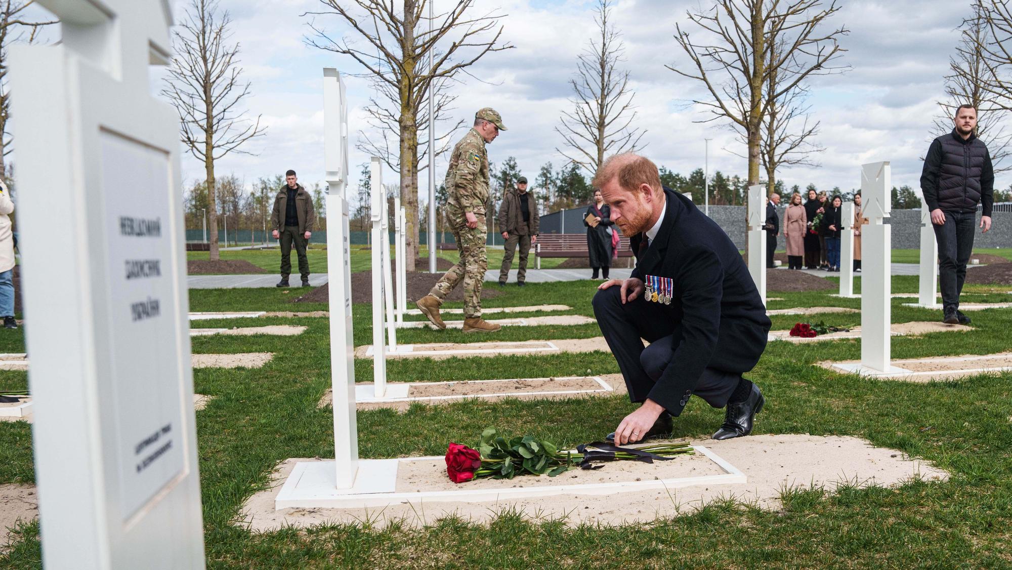 Prinz Harry legt auf einem Militärfriedhof in der Nähe von Kiew Blumen am Grab eines nicht identifizierten ukrainischen Soldaten nieder, der während des russisch-ukrainischen Krieges im Kampf gefallen ist.