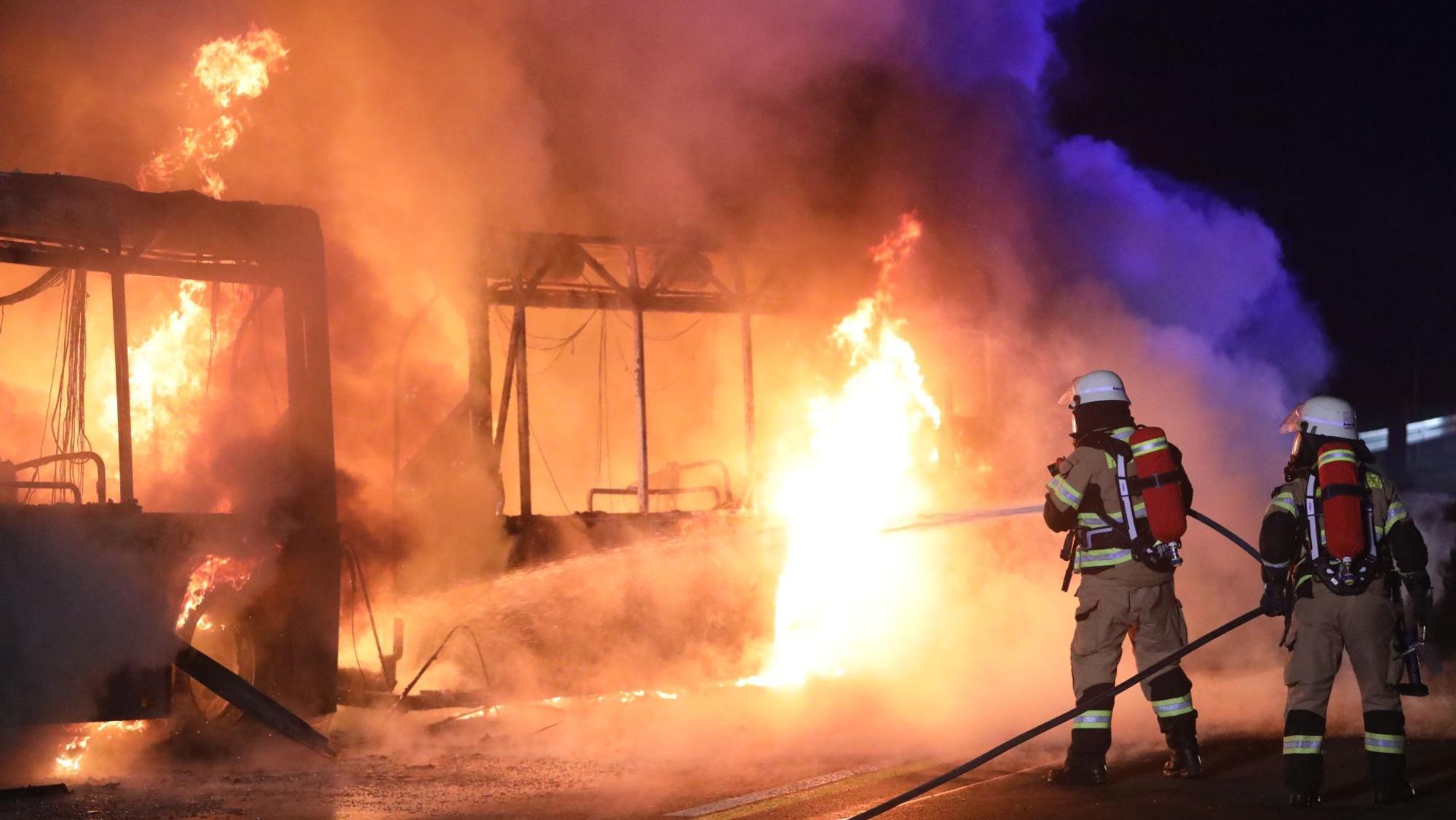 Auf der A3 zwischen Bad Honnef Linz und Siebengebirge ist in der Nacht zu Montag ein Bus in Flammen aufgegangen.