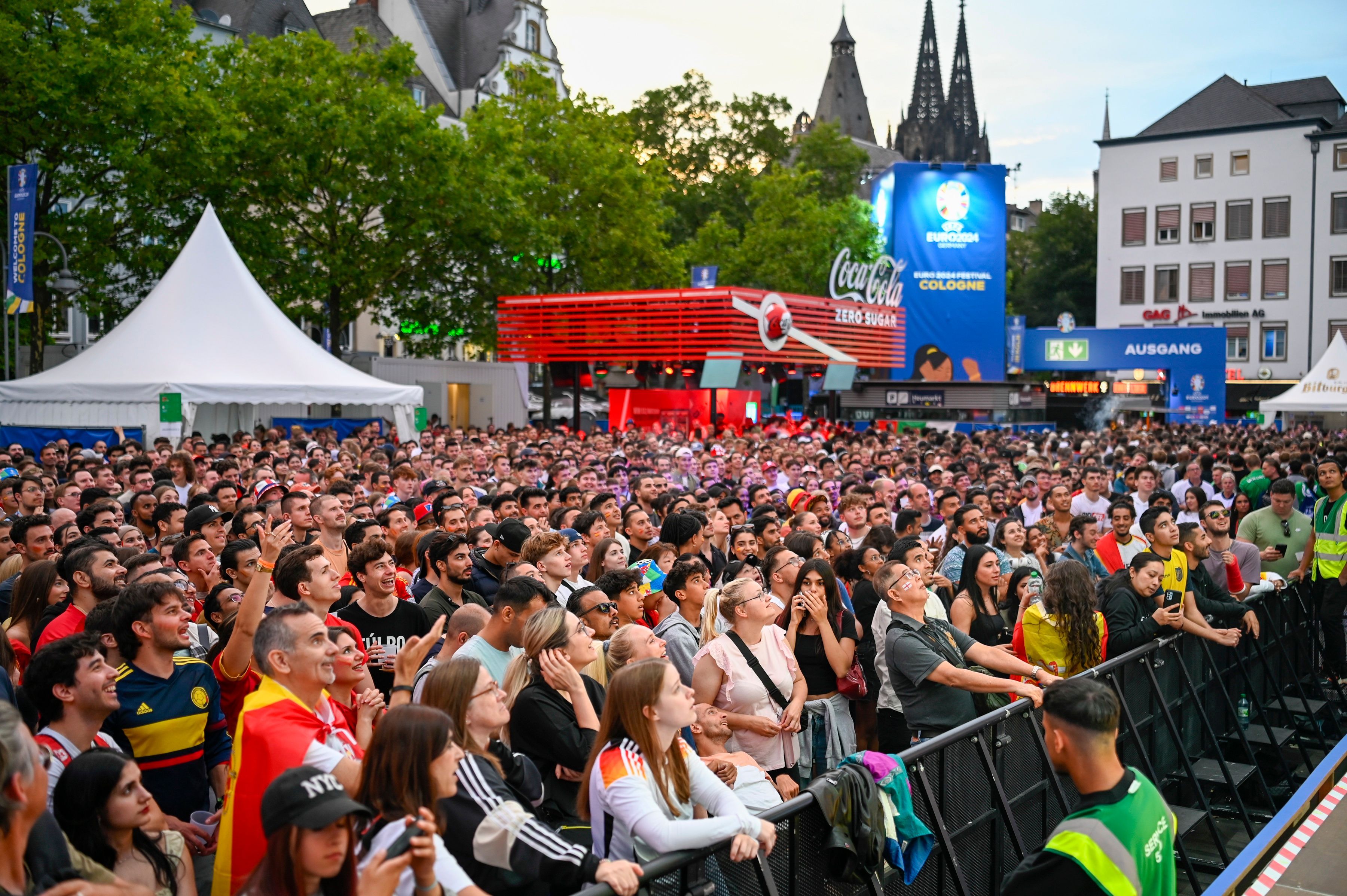 Das Bild zeigt Public Viewing in Köln bei der Fußball-EM 2024. (Archivbild)