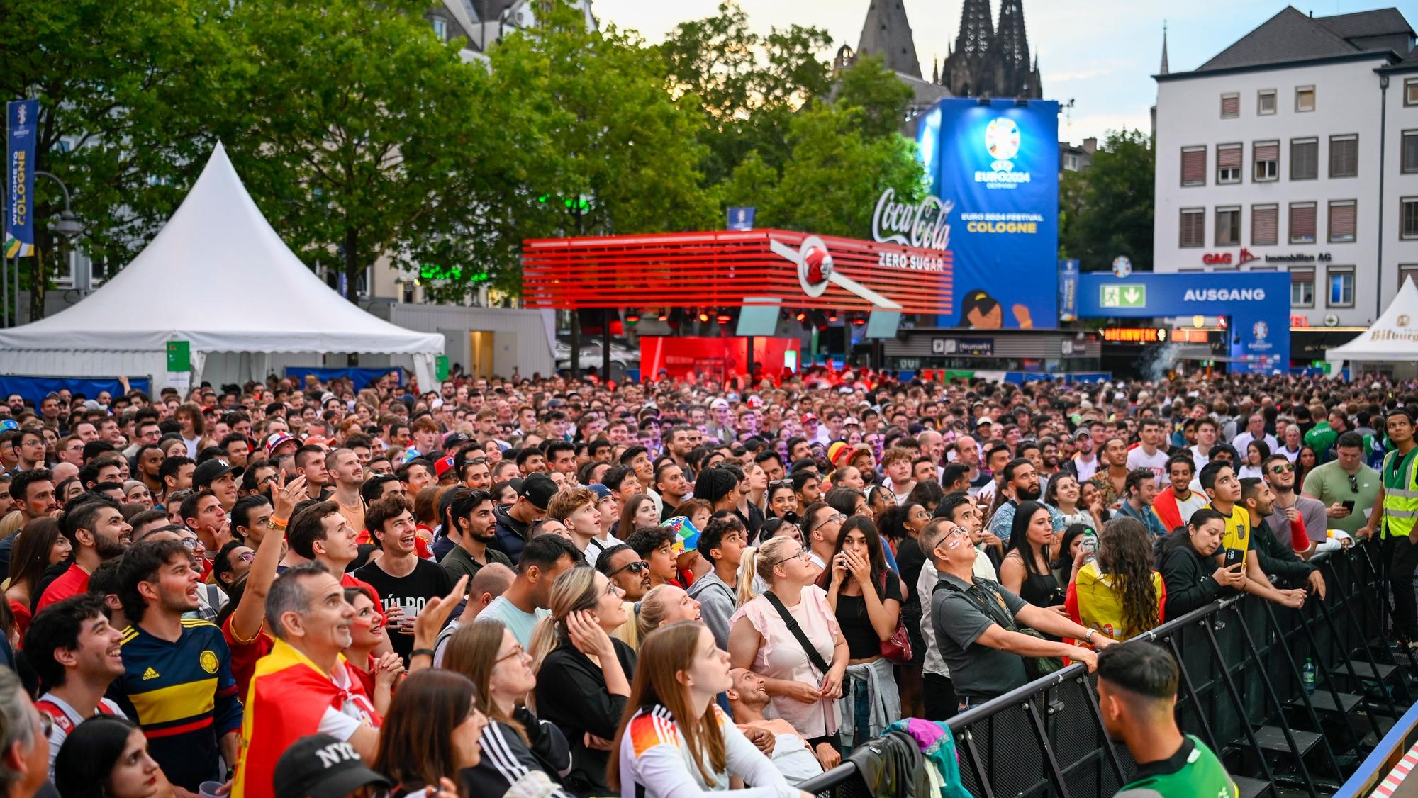 Das Bild zeigt Public Viewing in Köln bei der Fußball-EM 2024. (Archivbild)