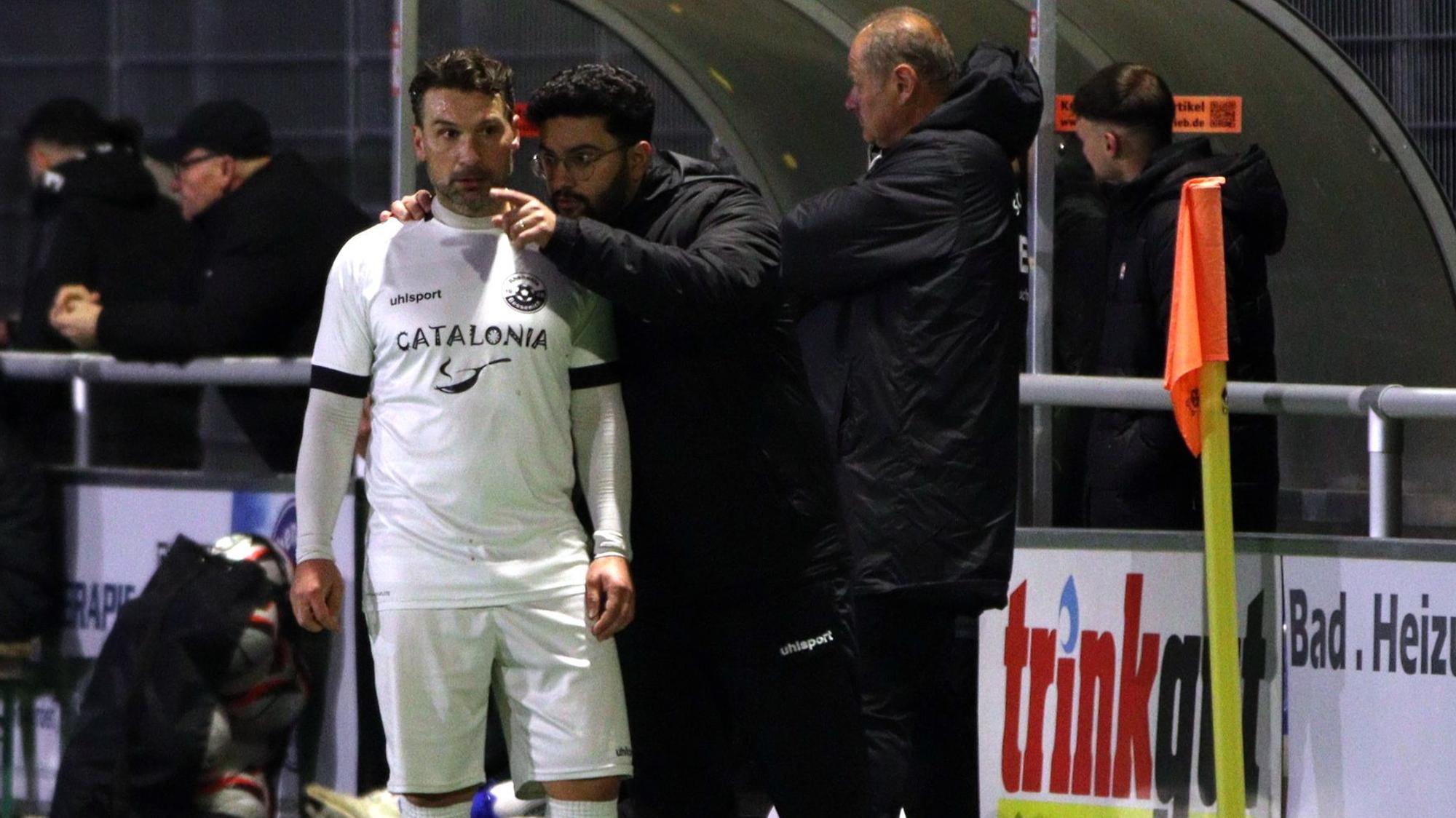 Das Bild zeigt Trainer Can Celik, der Athanasios Noutsos Anweisungen gibt.