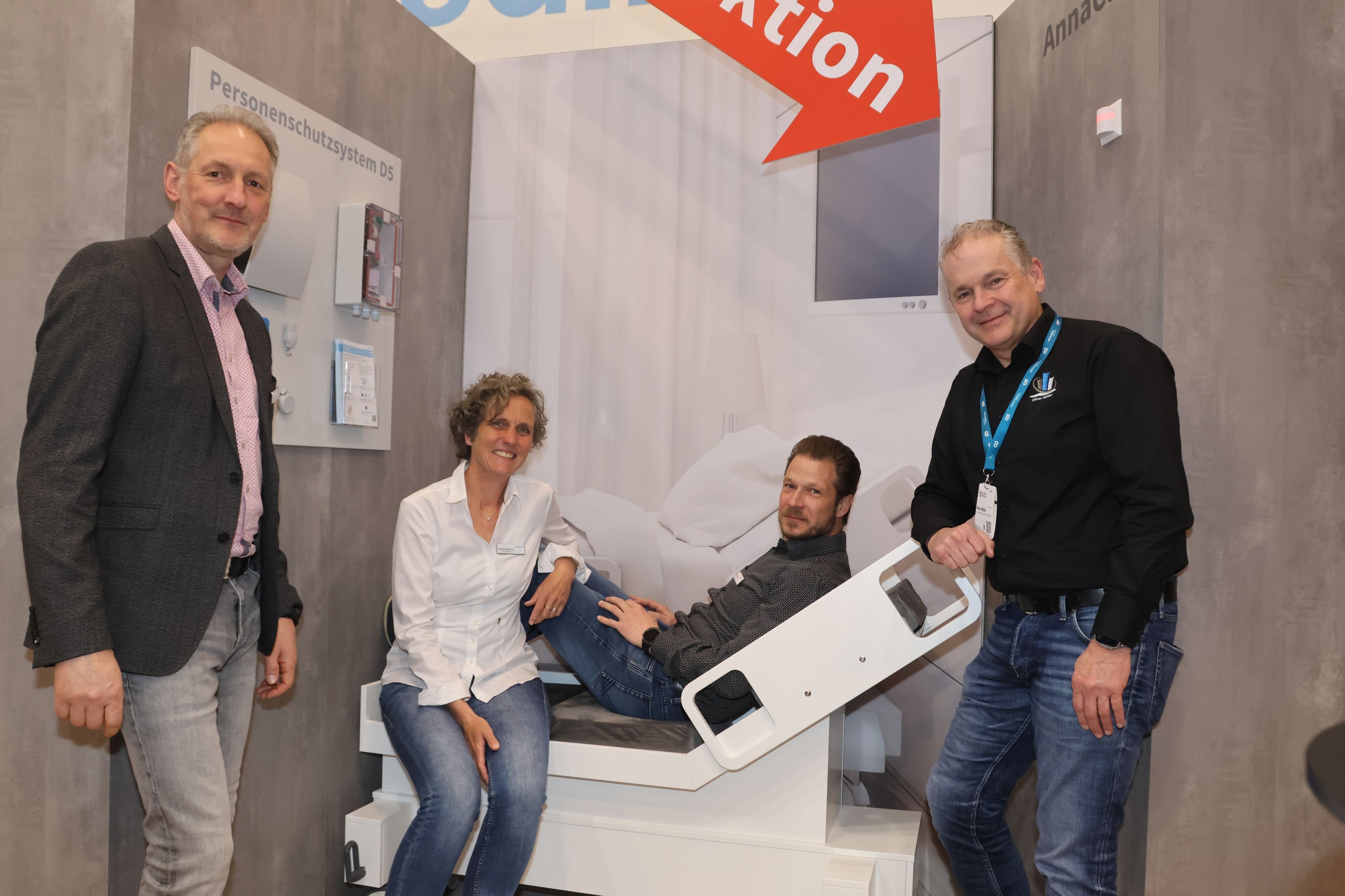 Das Foto zeigt das Team der Gummersbacher Firma Hospicall in Essen.