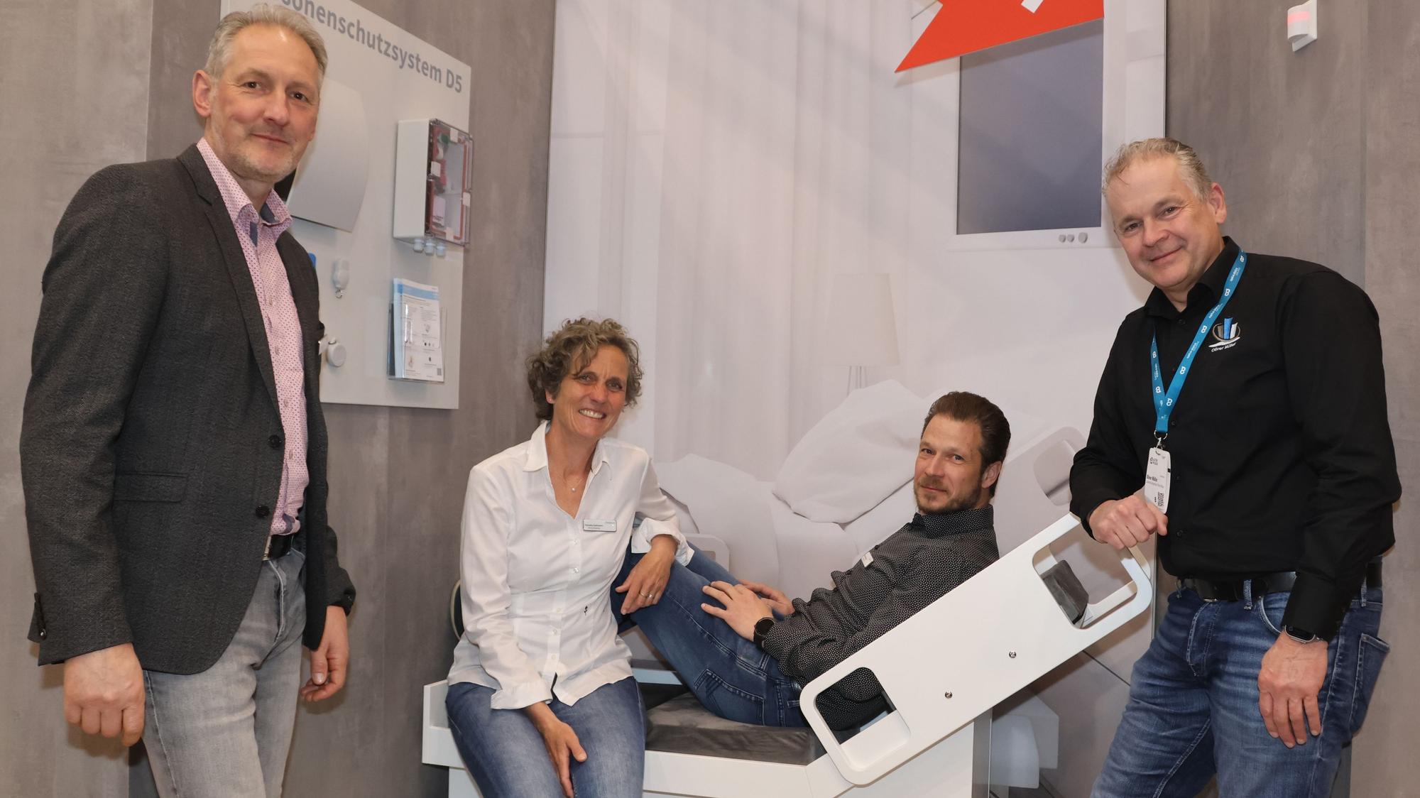 Das Foto zeigt das Team der Gummersbacher Firma Hospicall in Essen.