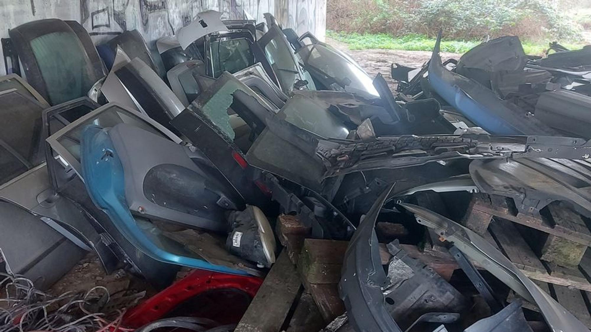 Autoteile und Glasscheiben an einer Autobahnunterführung