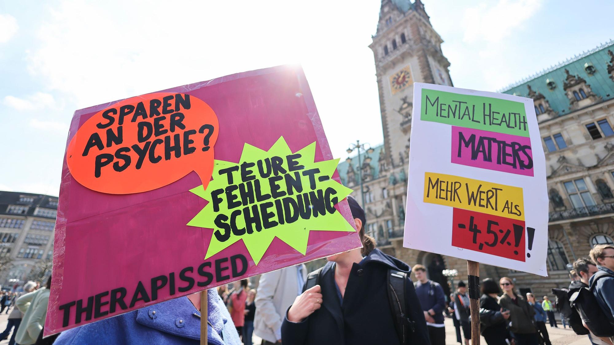 Teilnehmerinnen und Teilnehmer einer Demonstration für faire Honorare für Psychotherapeuten protestieren auf dem Rathausmarkt. Das Deutsche Psychotherapeuten Netzwerk (DPNW) rief zu bundesweiten Demonstrationen in zahlreichen Städten auf.
