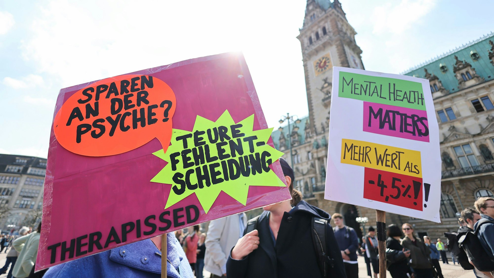 Teilnehmerinnen und Teilnehmer einer Demonstration für faire Honorare für Psychotherapeuten protestieren auf dem Rathausmarkt. Das Deutsche Psychotherapeuten Netzwerk (DPNW) rief zu bundesweiten Demonstrationen in zahlreichen Städten auf.