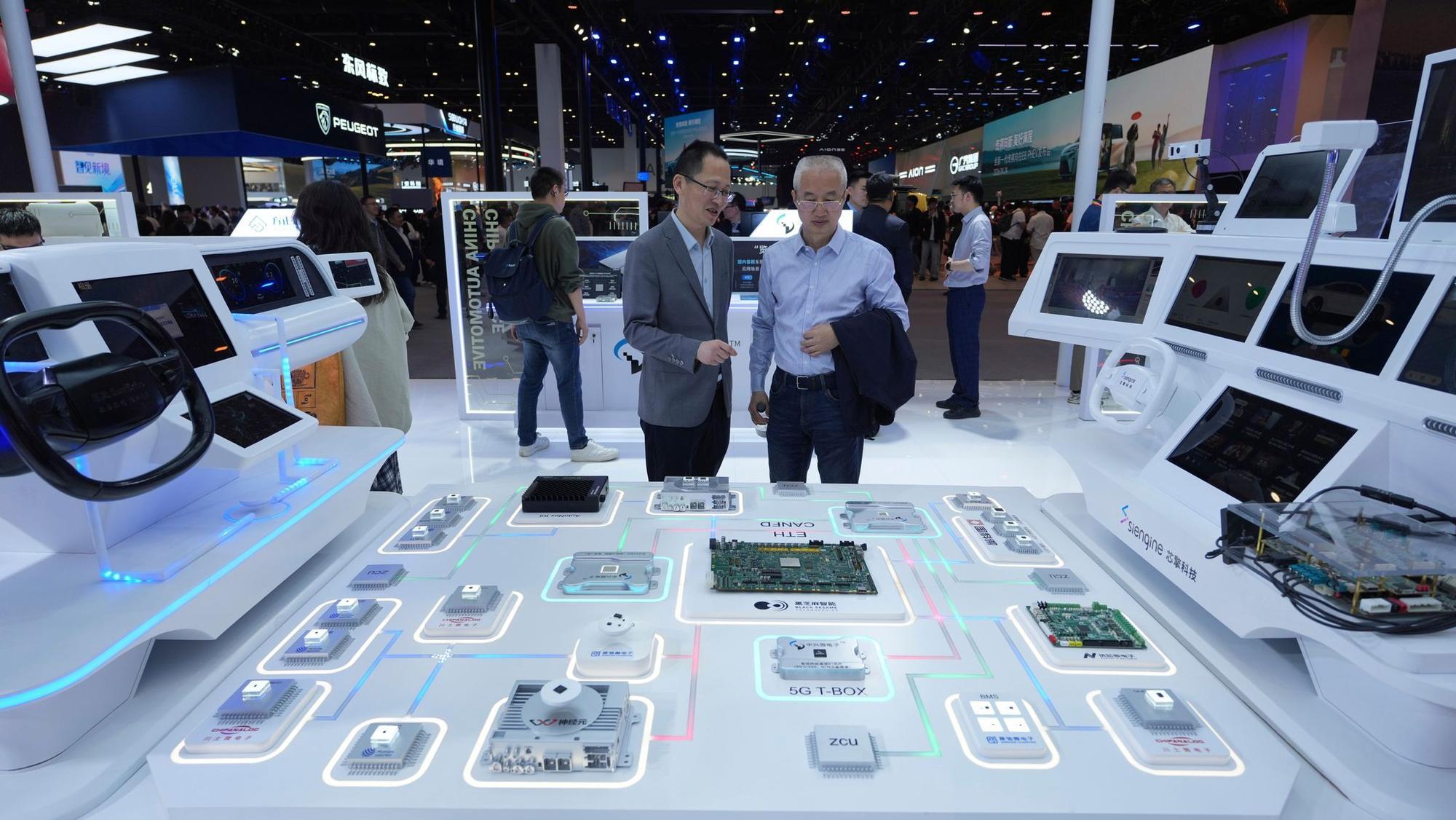 Auto-China-Besucher sehen sich chinesische Automobilchips an