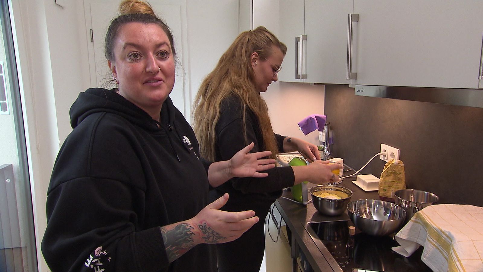 Kennen sich seit ihrer Schulzeit: Heute ist Sari Sassis Schnippelhilfe. (Bild: RTL)