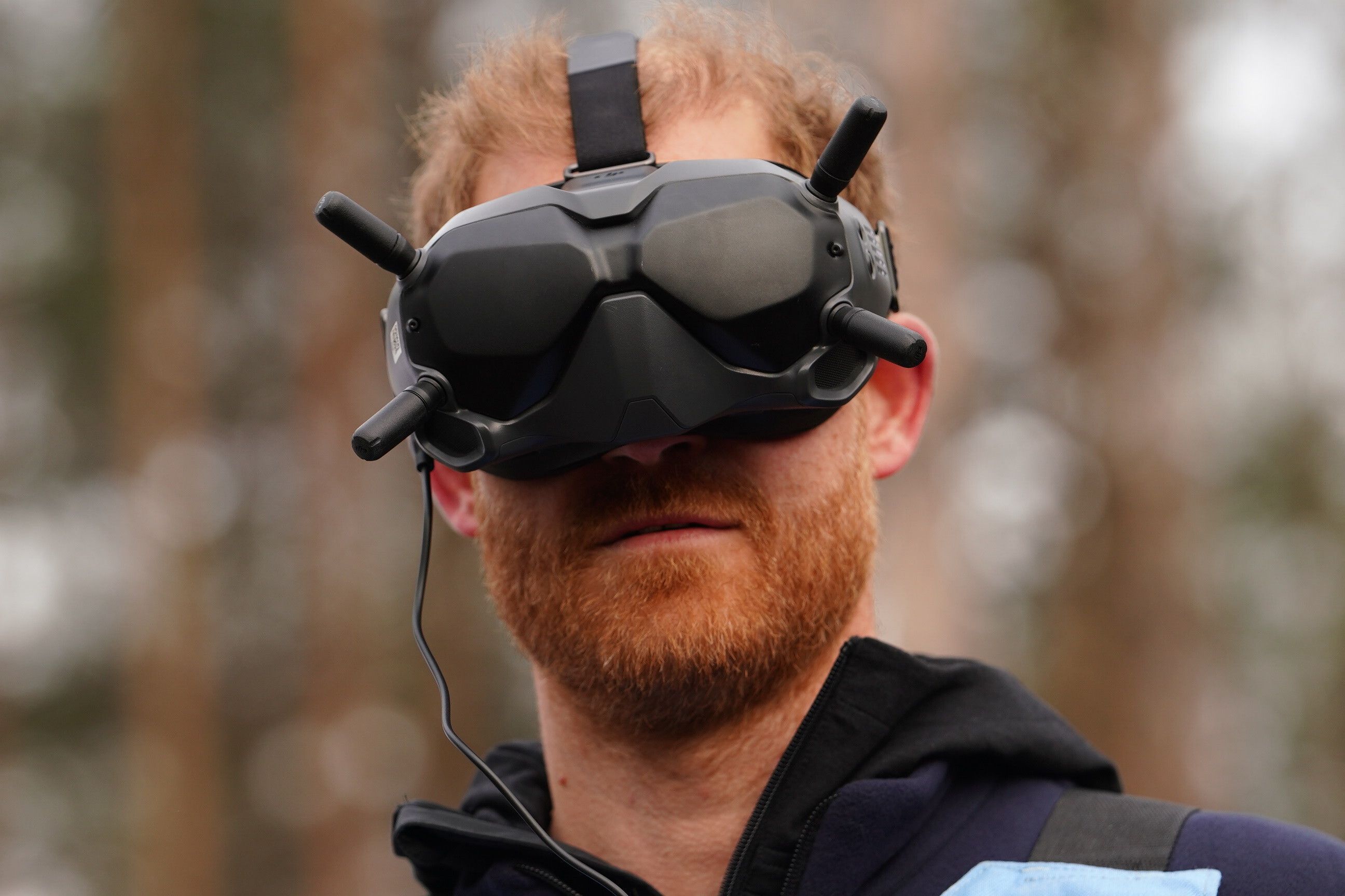 Prinz Harry (41) nimmt im ukrainischen Butscha nahe Kiew an einer Demonstration der Minenräumungsorganisation Halo Trust teil. Dafür kommen KI-gestützte Drohnen und Roboter zum Einsatz.