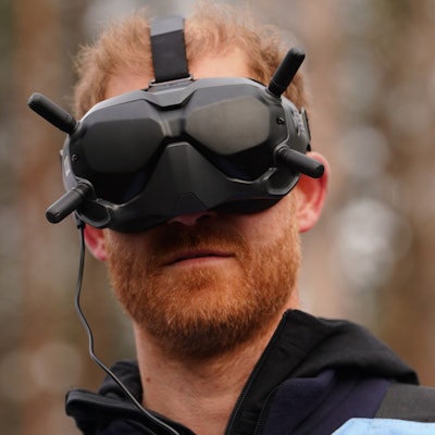 Prinz Harry (41) nimmt im ukrainischen Butscha nahe Kiew an einer Demonstration der Minenräumungsorganisation Halo Trust teil. Dafür kommen KI-gestützte Drohnen und Roboter zum Einsatz.