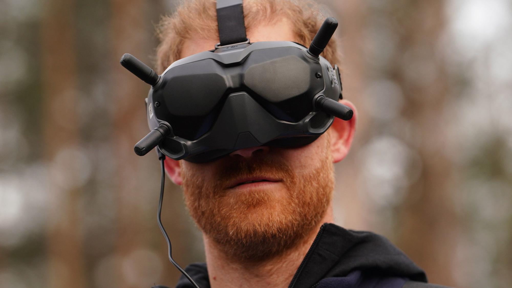 Prinz Harry (41) nimmt im ukrainischen Butscha nahe Kiew an einer Demonstration der Minenräumungsorganisation Halo Trust teil. Dafür kommen KI-gestützte Drohnen und Roboter zum Einsatz.