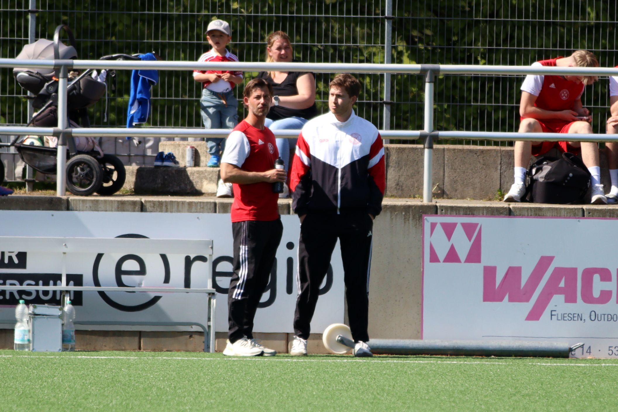 Das Bild zeigt die beiden Obengenannten am Spielfeldrand in Lommersum.