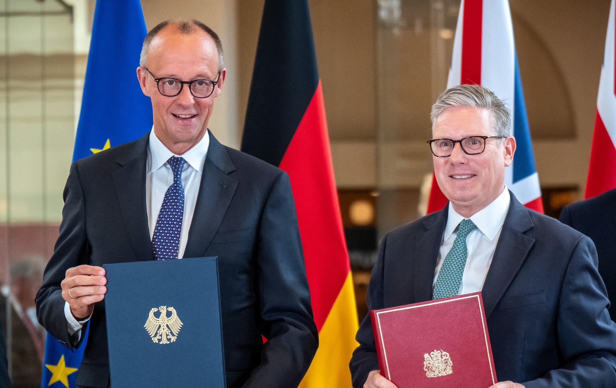 Bundeskanzler Merz (l.) und Premierminister Starmer