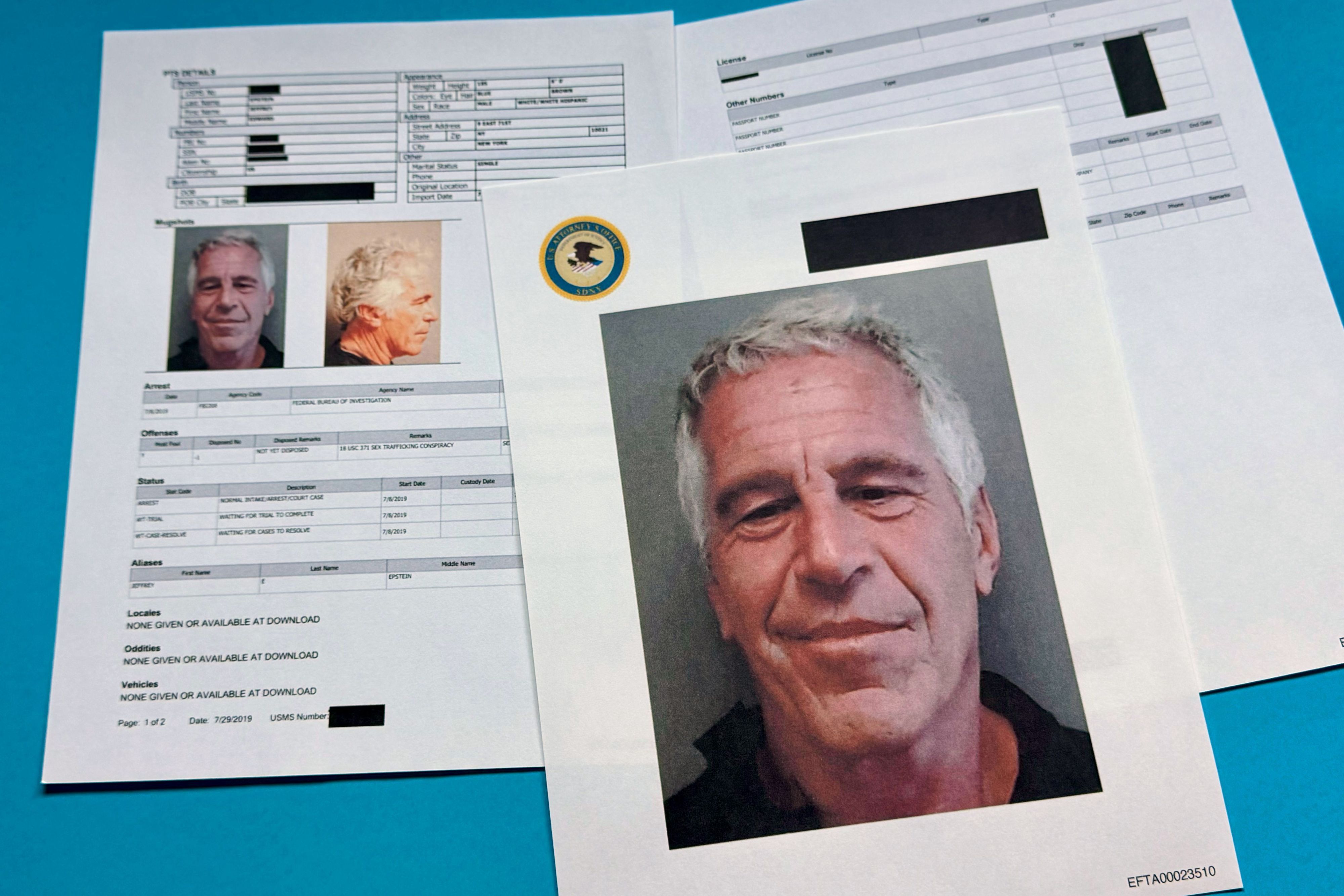 Dokumente mit geschwärzten Passagen, die in den vom US-Justizministerium freigegebenen Jeffrey-Epstein-Akten enthalten sind.