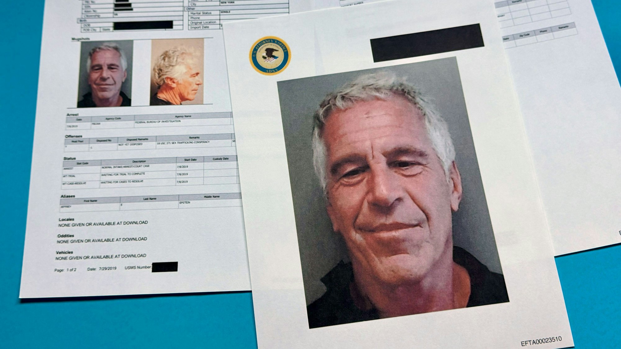 Dokumente mit geschwärzten Passagen, die in den vom US-Justizministerium freigegebenen Jeffrey-Epstein-Akten enthalten sind.