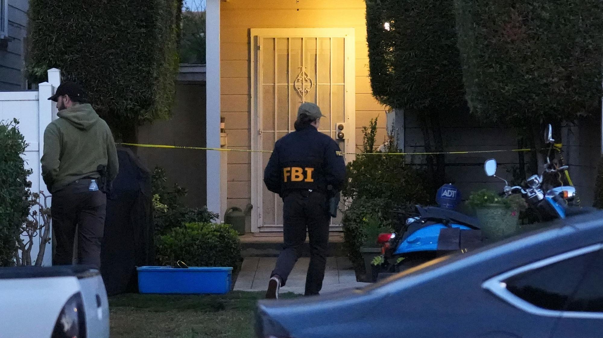 FBI-Agenten arbeiten an einer Adresse in Torrance, Kalifornien, die mit Cole Tomas Allen in Verbindung steht, der als der mutmaßliche Schütze beim White House Correspondents Dinner am Vorabend identifiziert wurde.