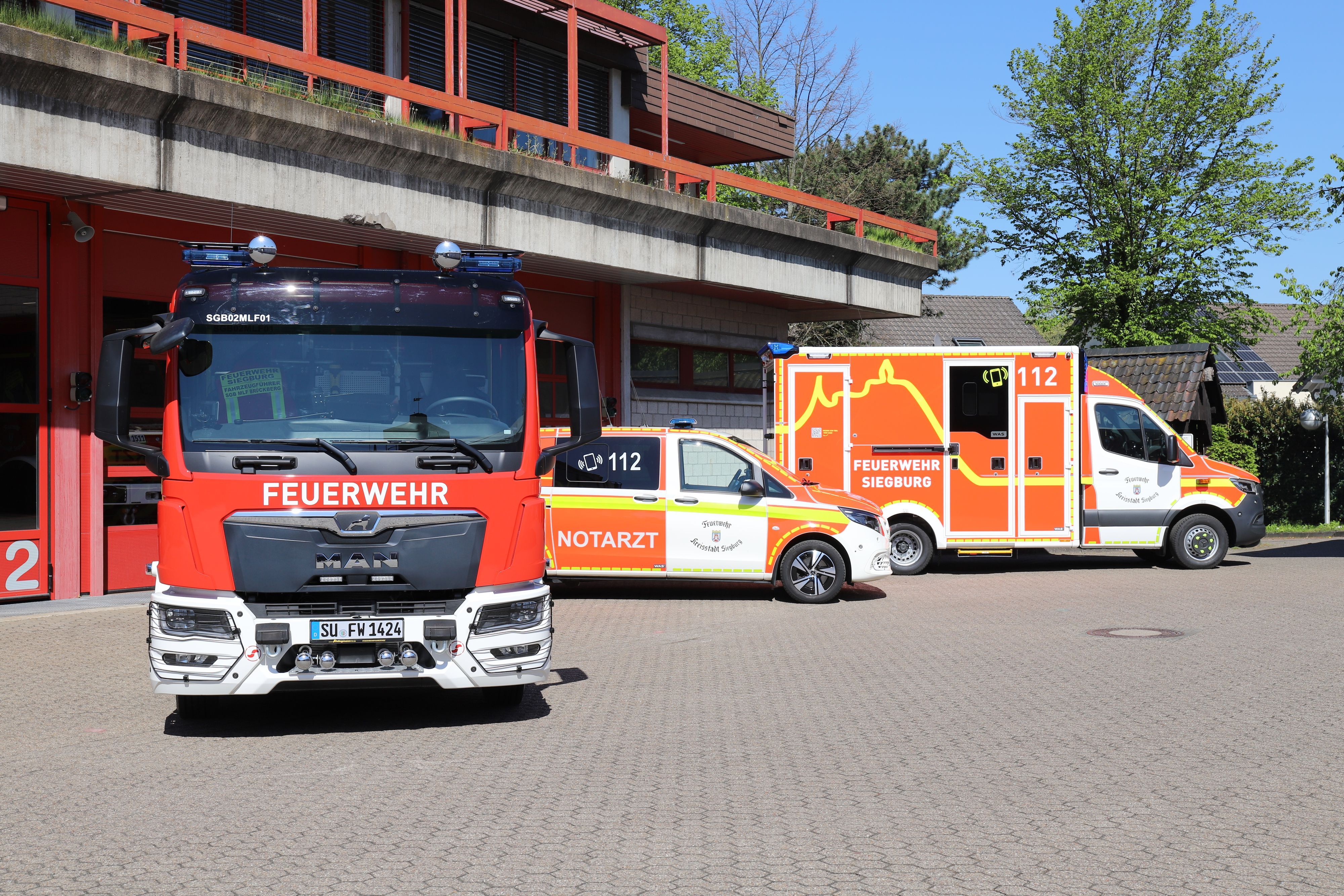 Die Feuerwehr Siegburg stellt drei neue Fahrzeuge in Betrieb, im Gesamtwert von 934.000 Euro. Von links: ein MLF (mittleres Löschfahrzeug),ein Notarzteinsatzfahrzeug (NEF) und ein Rettungstransportwagen (RTW).