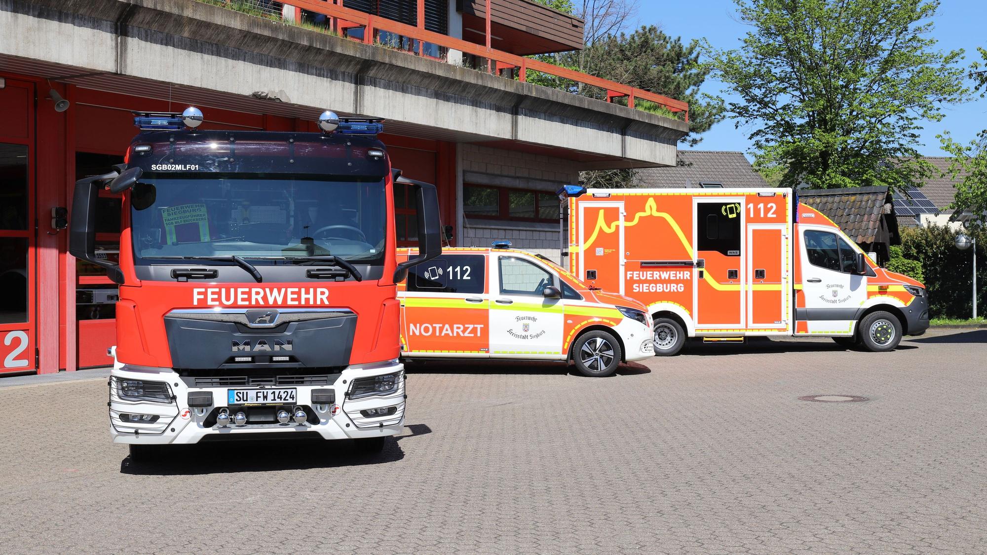 Die Feuerwehr Siegburg stellt drei neue Fahrzeuge in Betrieb, im Gesamtwert von 934.000 Euro. Von links: ein MLF (mittleres Löschfahrzeug),ein Notarzteinsatzfahrzeug (NEF) und ein Rettungstransportwagen (RTW).