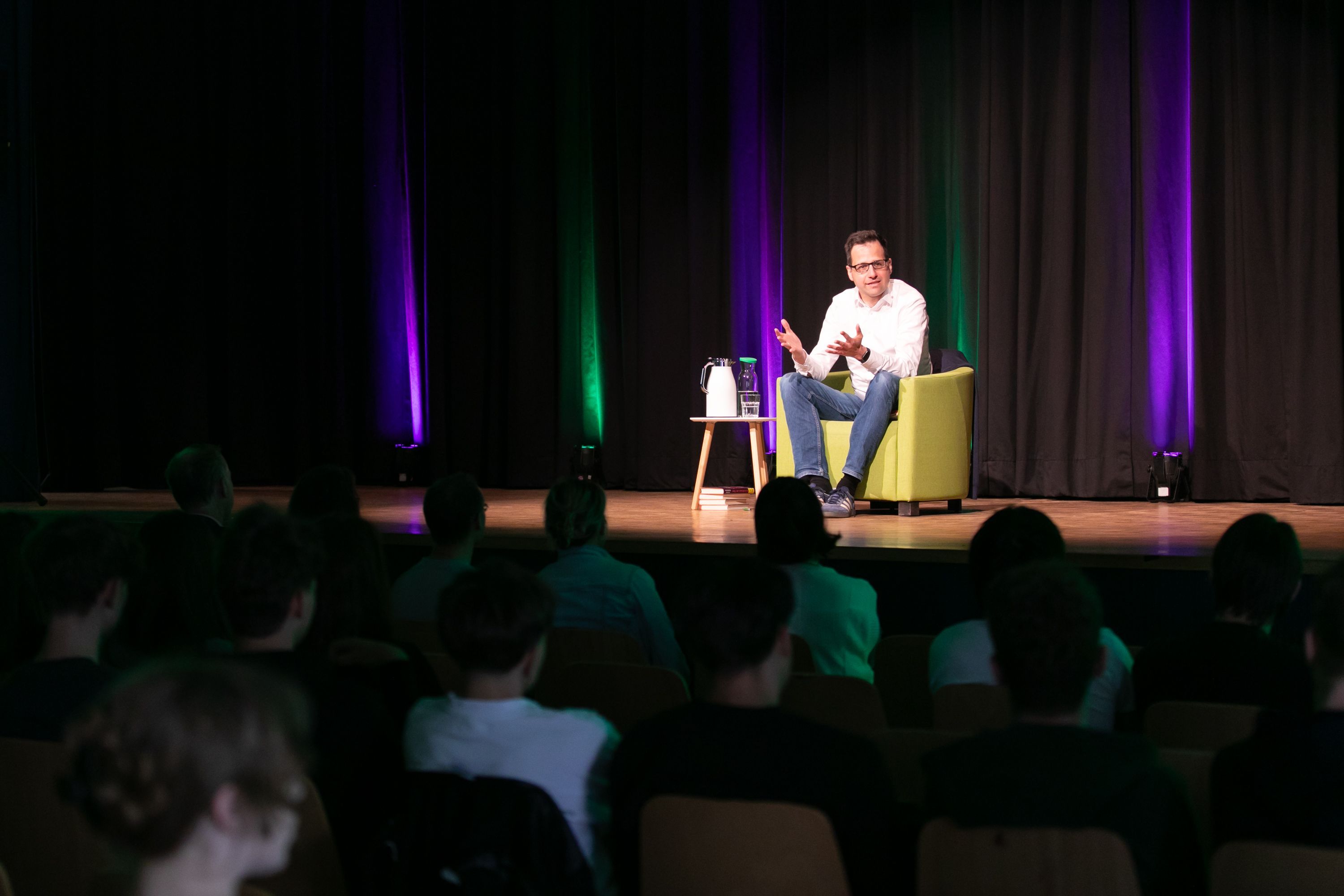 Das Foto zeigt Lorenz Hemicker auf der Bühne der Aula des Lindengymnasiums.