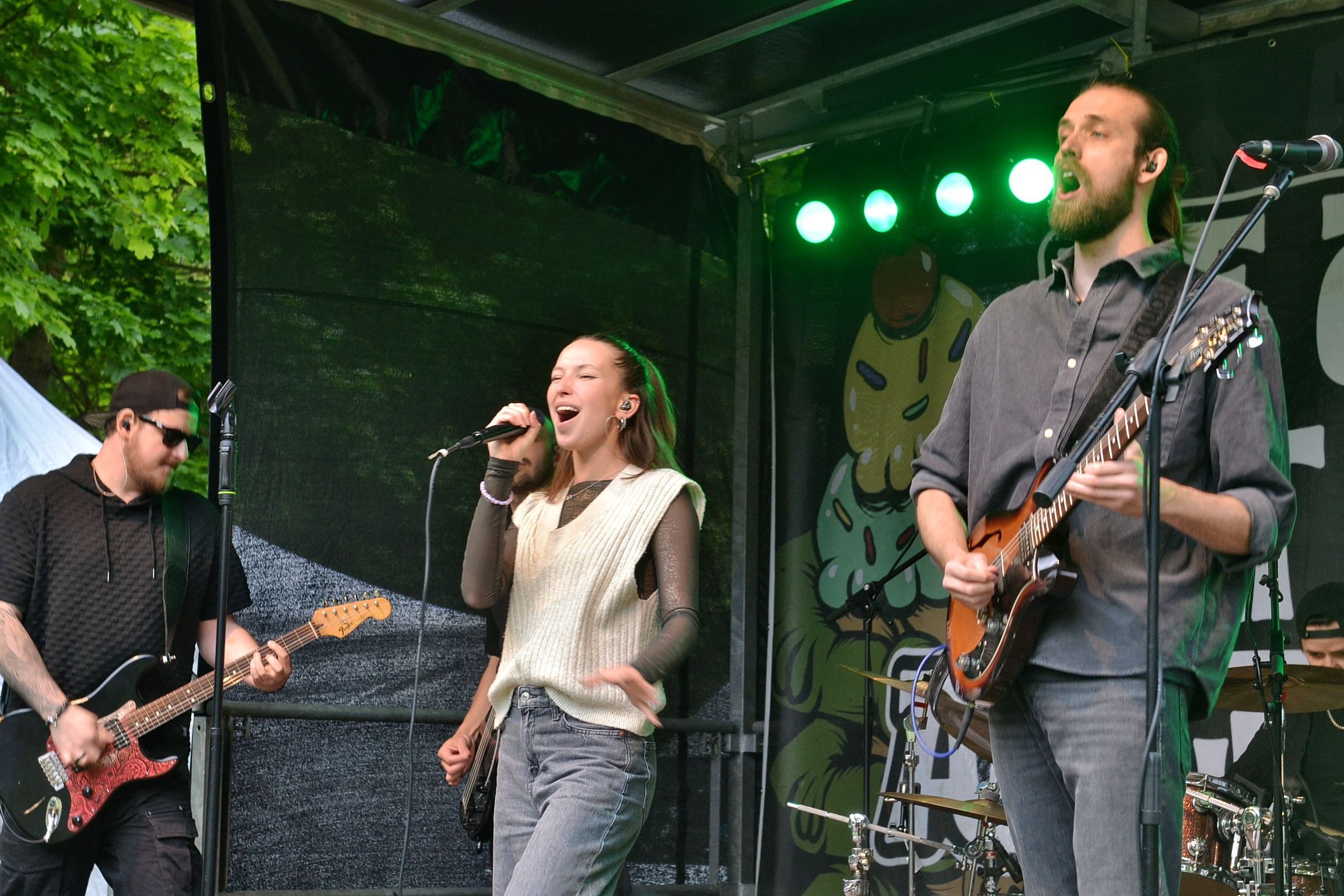 Das Bild zeigt die Band „Ice cream at the alligator park“ beim Konzert in der Auelsburg.