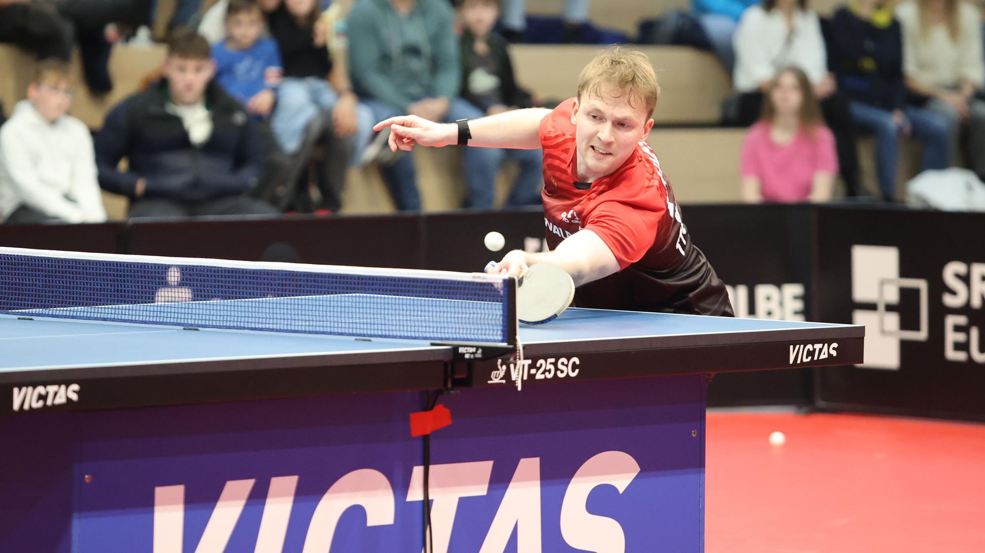 Benedikt Duda an der Platte in der Burstenhalle.