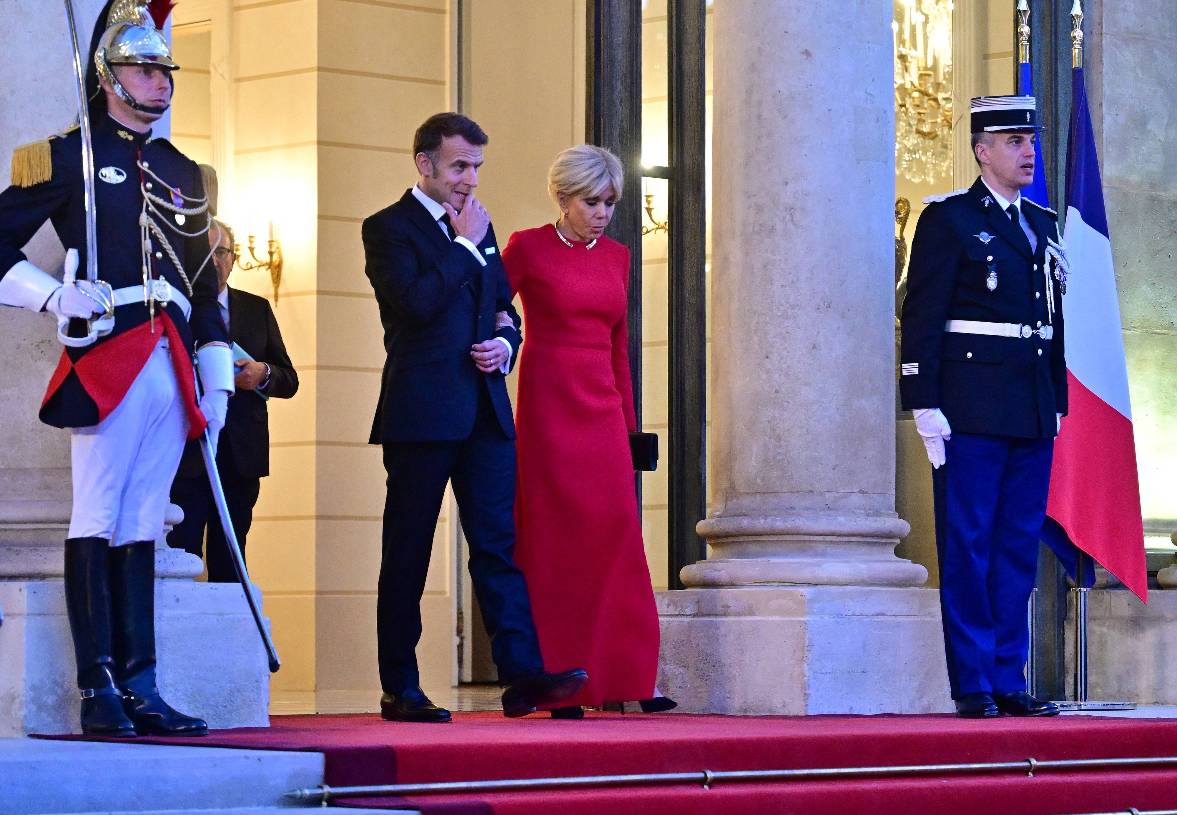 Emmanuel Macron und Brigitte Macron mit Soldaten