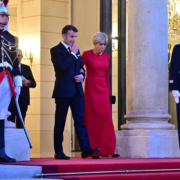 Emmanuel Macron und Brigitte Macron mit Soldaten