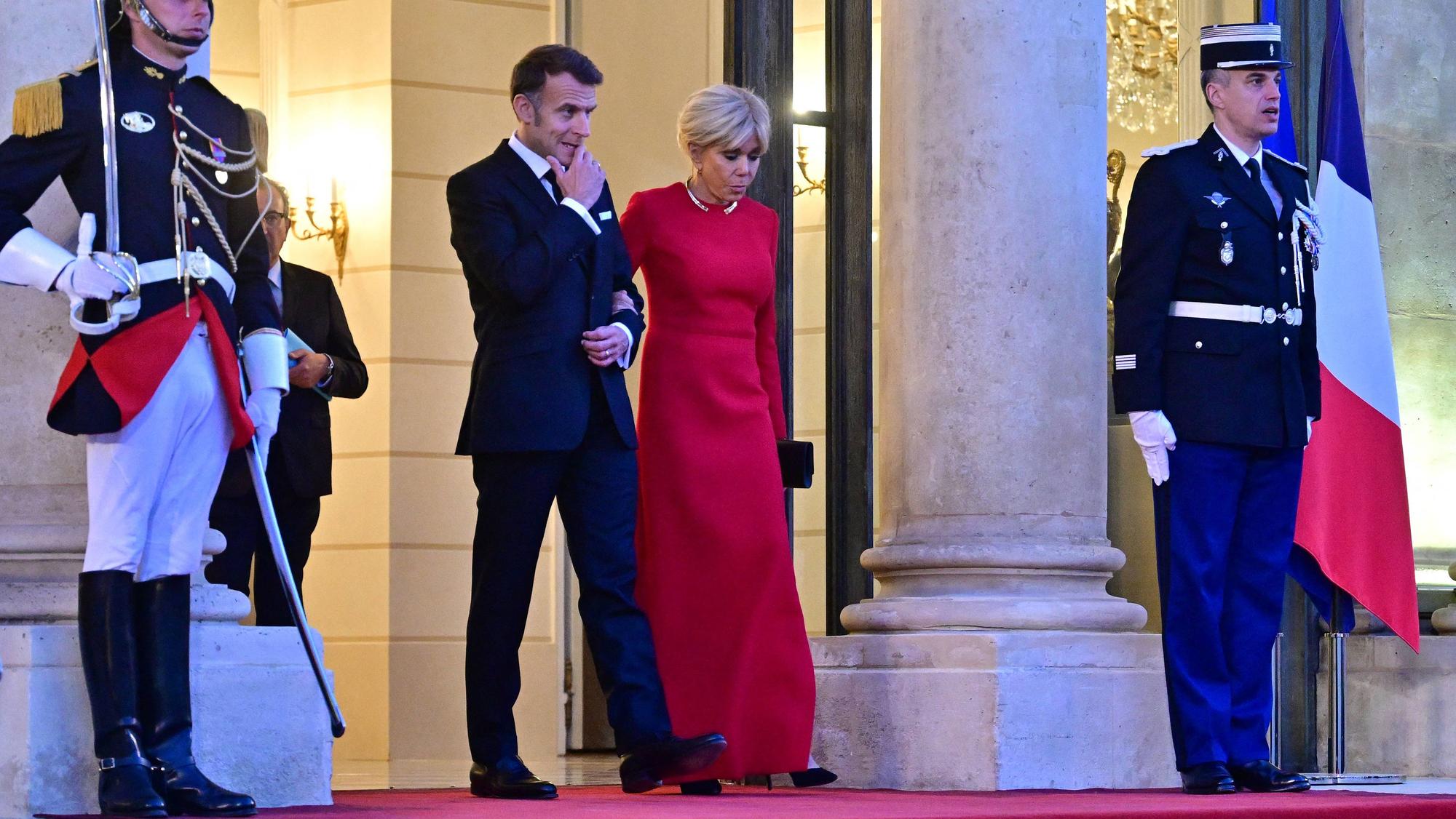 Emmanuel Macron und Brigitte Macron mit Soldaten
