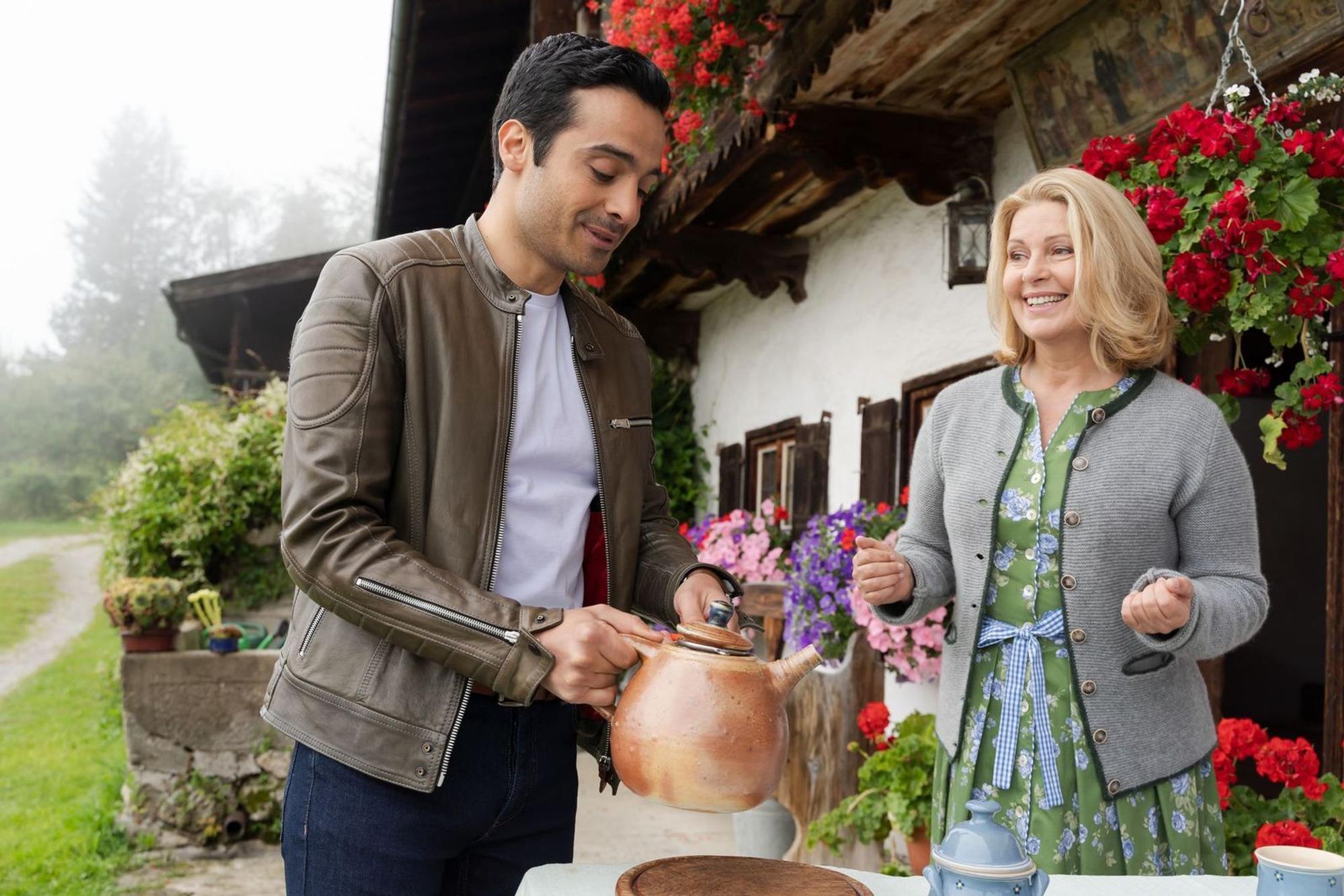 Bei den „Rosenheim-Cops“ spielt Karin Thaler (Szene mit Baran Hêvî) die Rolle der Marie Hofer. (Bild: ZDF/Linda Gschwentner)