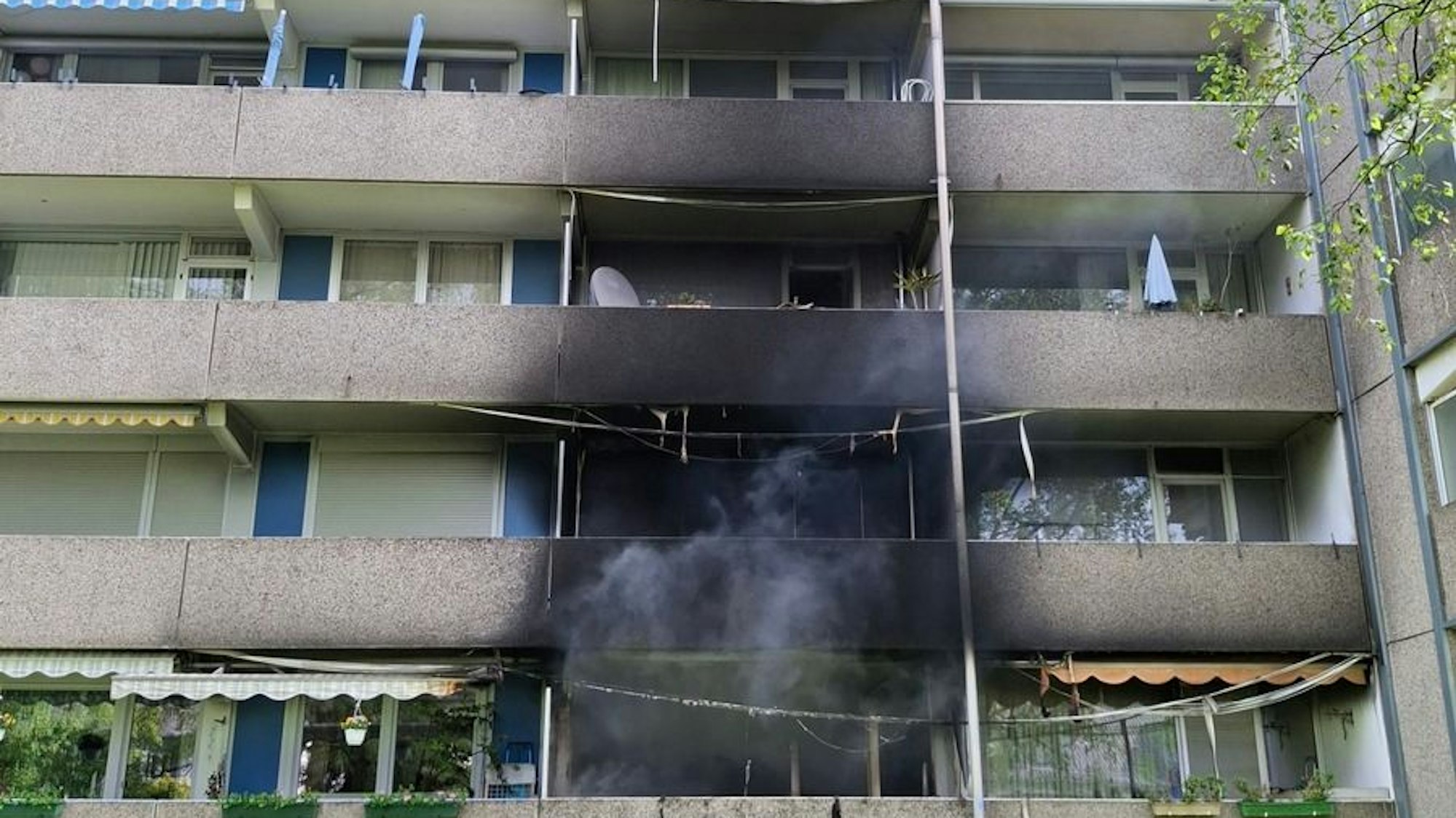 Wohnungsbrand in Bonn-Auerberg, Feuerwehr im Einsatz.