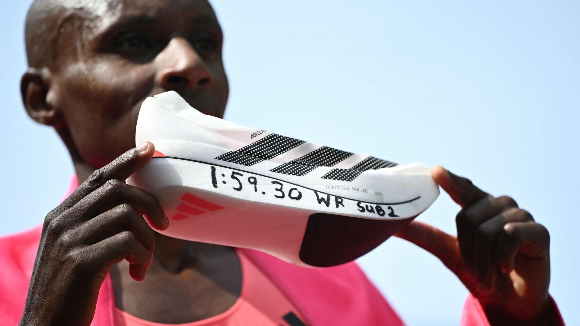 Sabastian Sawe zeigt den Wunderschuh von Adidas.