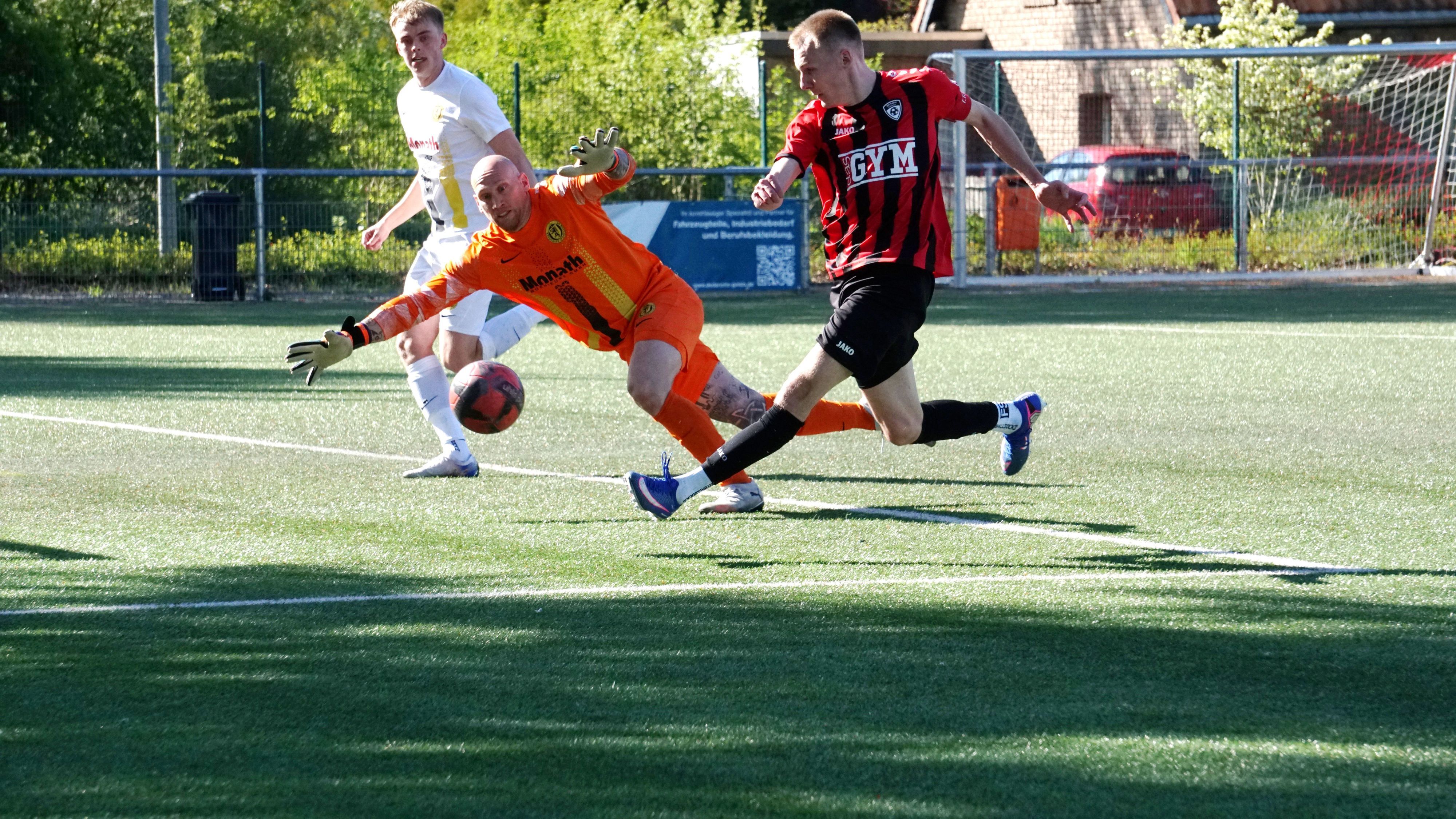 Das Bild zeigt den Moment des Siegtreffers in der Nachspielzeit für die JSG Erft Euskirchen.