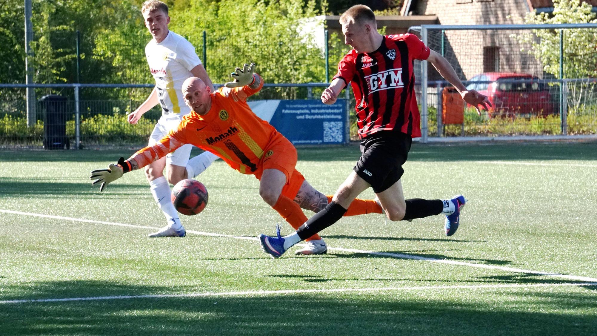 Das Bild zeigt den Moment des Siegtreffers in der Nachspielzeit für die JSG Erft Euskirchen.