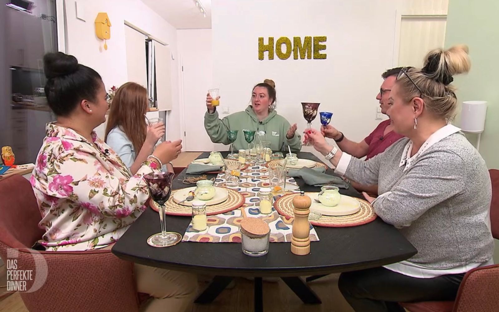 Zum Auftakt in Potsdam trifft sich die Potsdamer „Dinner“-Runde bei Saskia alias „Sassi“. (Bild: RTL)