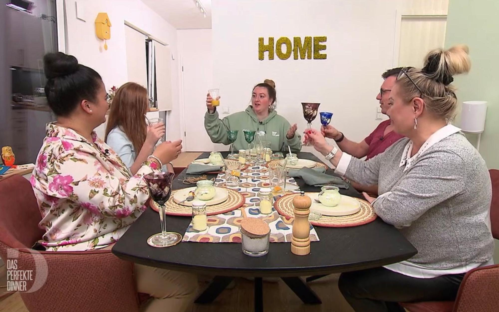 Zum Auftakt in Potsdam trifft sich die Potsdamer „Dinner“-Runde bei Saskia alias „Sassi“. (Bild: RTL)