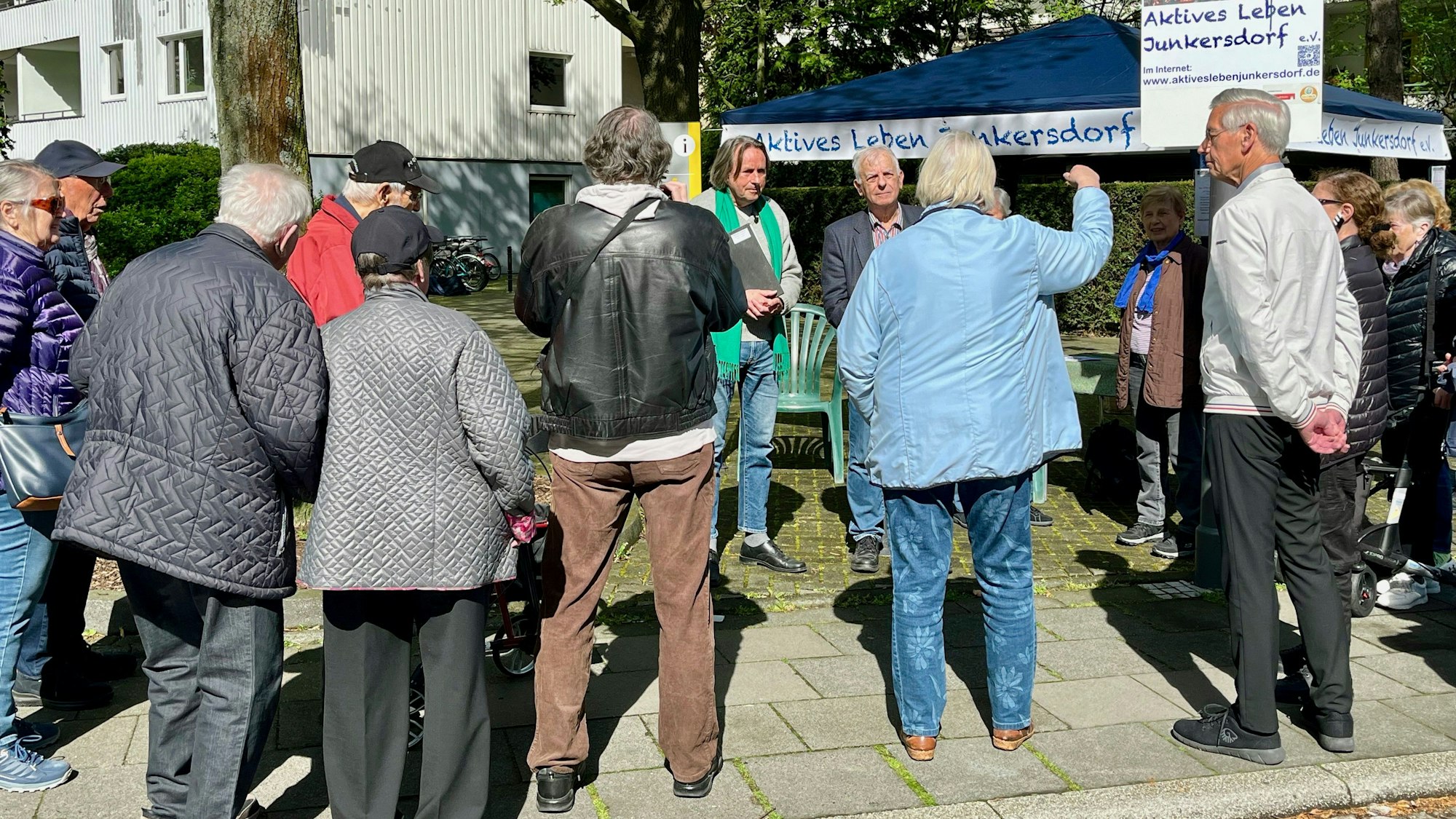 Zahlreiche Nachbarn und Nachbarinnen sind gekommen, um mit Bezirksbürgermeister Roland Schüler über die fehlenden Unterstände zu diskutieren.