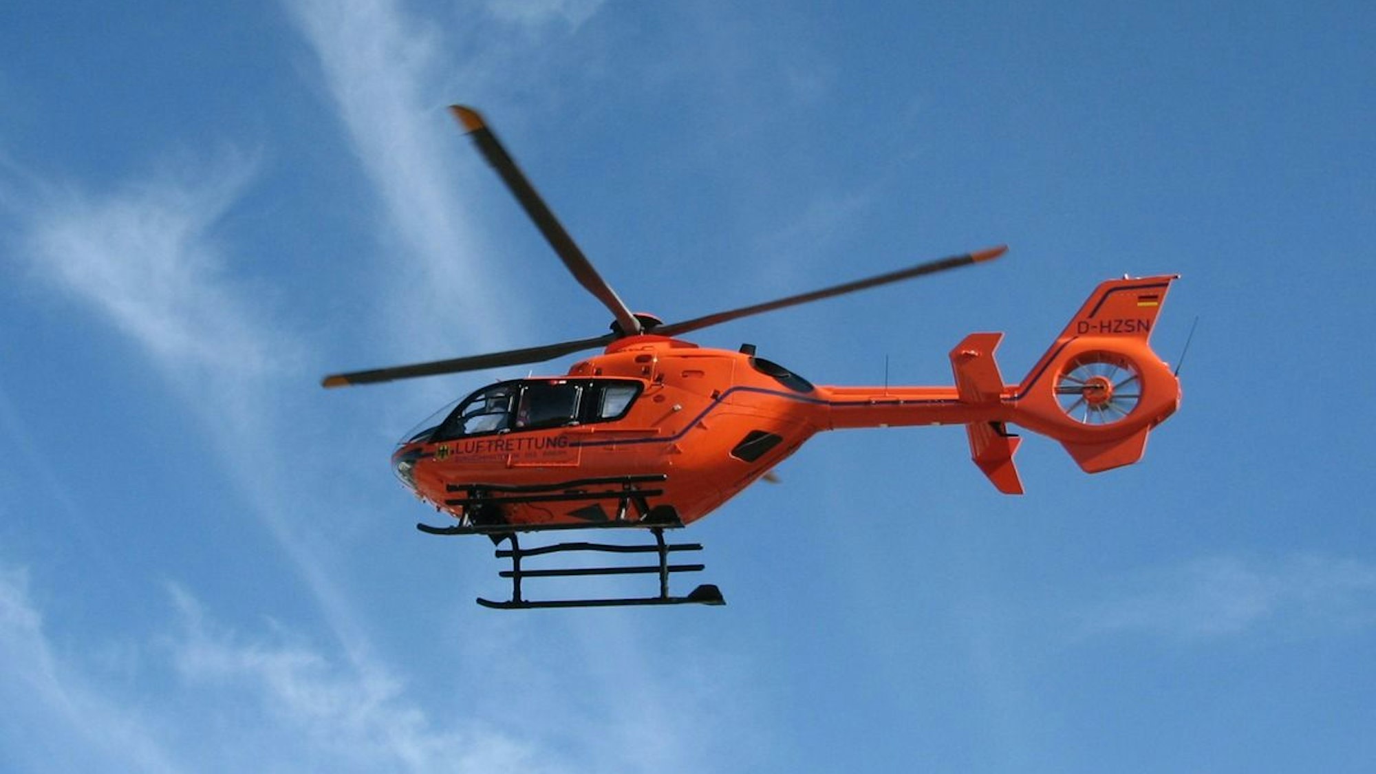 Ein Rettungshubschrauber im Einsatz nach einem schweren Unfall.