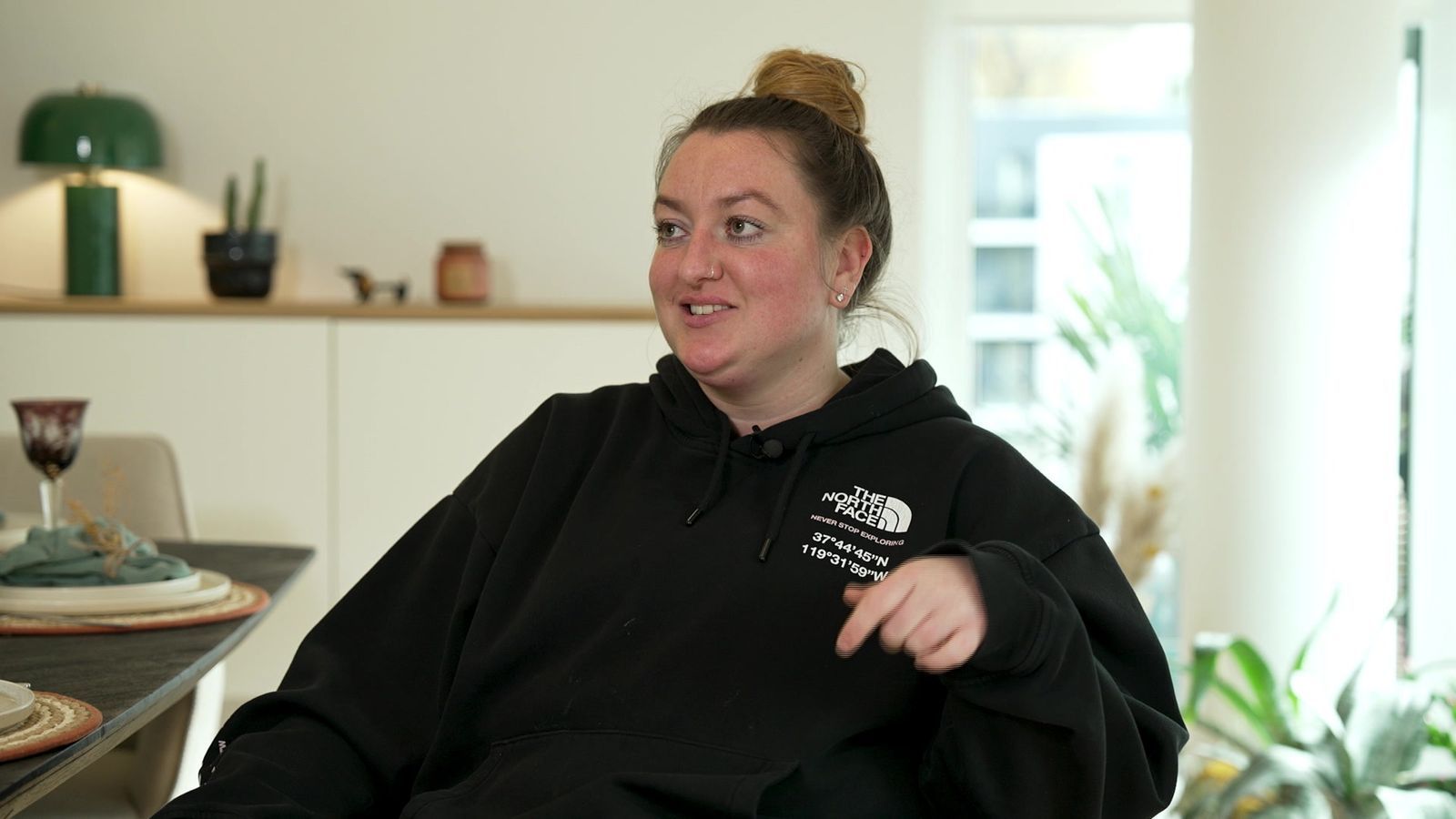 Ein Feuerwerk an Coolness, Herzlichkeit und Postdamer Dialekt: Sassi (30) macht den Auftakt in Potsdam. (Bild: RTL)