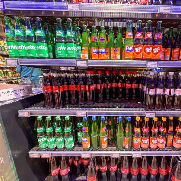 Regal mit Coca Cola Sprite Fanta Plastik Einwegflaschen im Getraenkemarkt zum Verkauf.