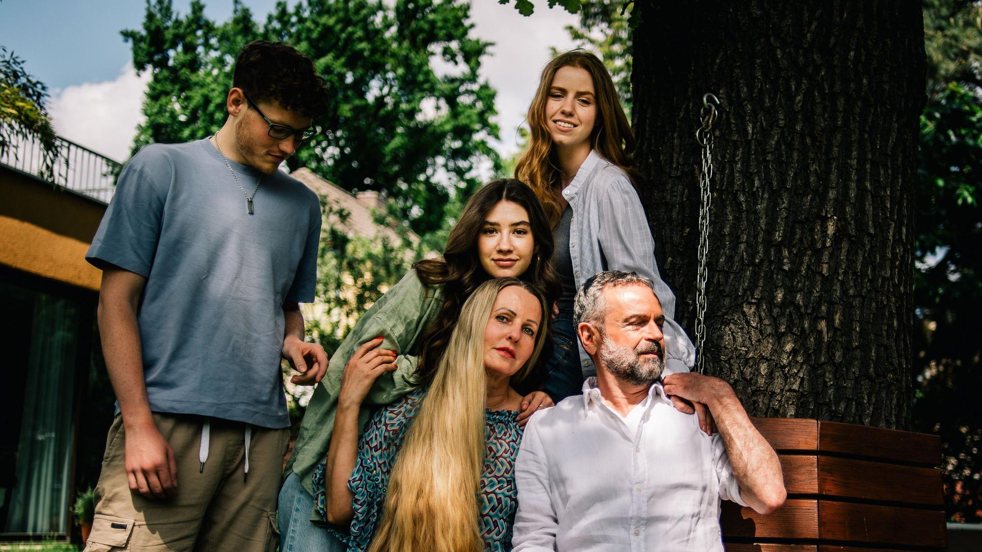 ILLUSTRATION - Als neuer Partner der Mutter sollte man(n) in der neuen Patchworkfamilie nicht versuchen, eine Lücke zu füllen, sondern seine eigene neue Rolle finden. (zu dpa: «Wie neue Partner ihre Rolle im Patchwork finden - 5 Tipps») Foto: Zacharie Scheurer/dpa-tmn - Honorarfrei nur für Bezieher des dpa-Themendienstes +++ dpa-Themendienst +++