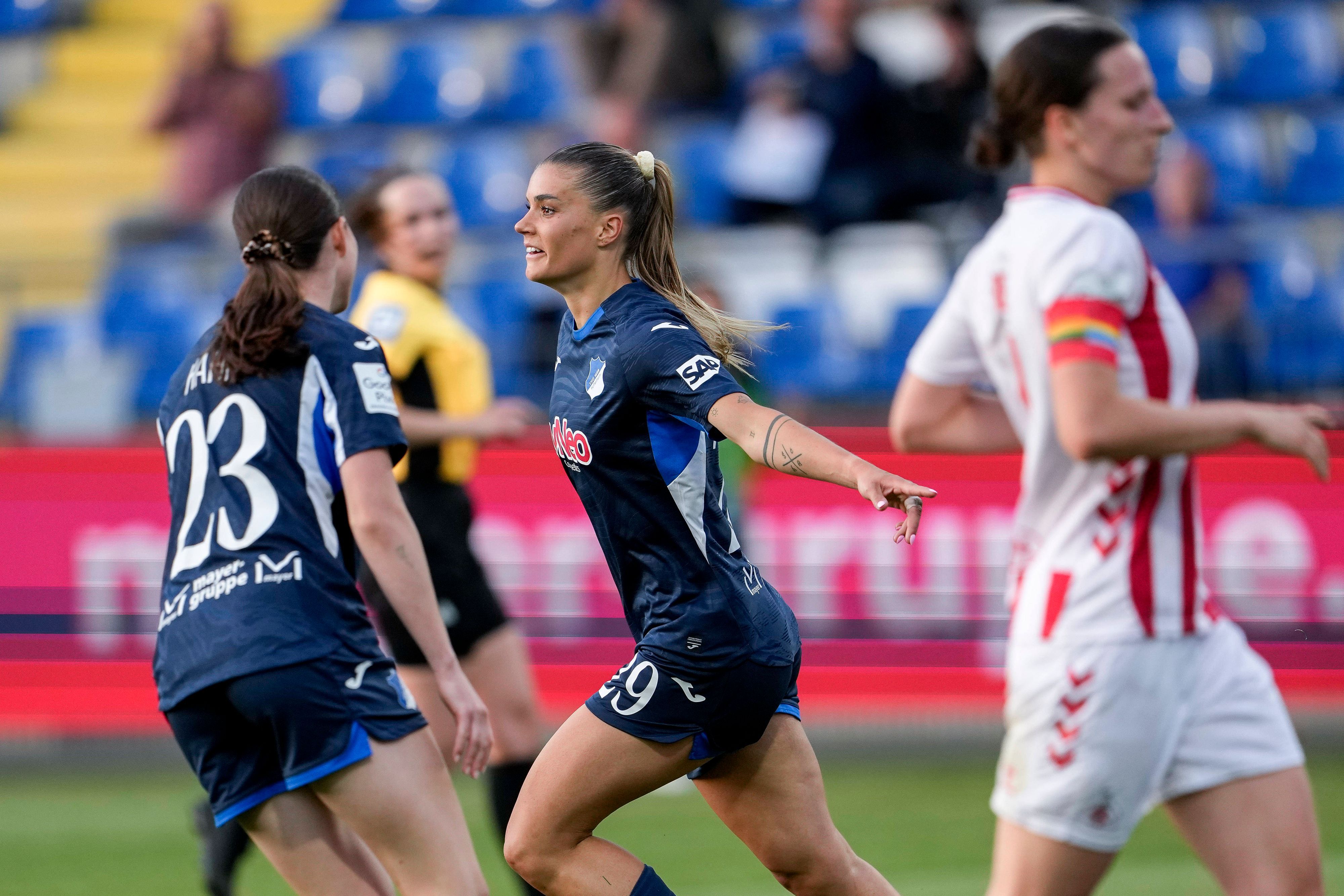 Selina Cerci jubelt über eines ihrer drei Tore.