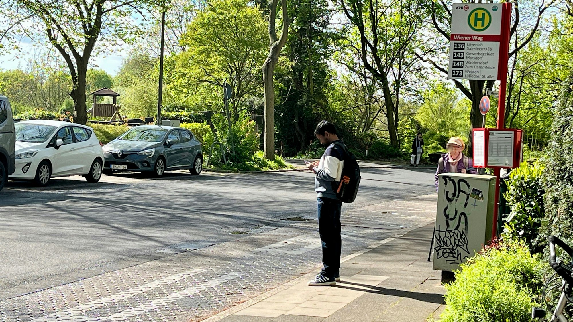 Die Haltestelle „Wiener Weg“ besteht aus einer Busbucht und einem Halteschild auf dem Gehweg.