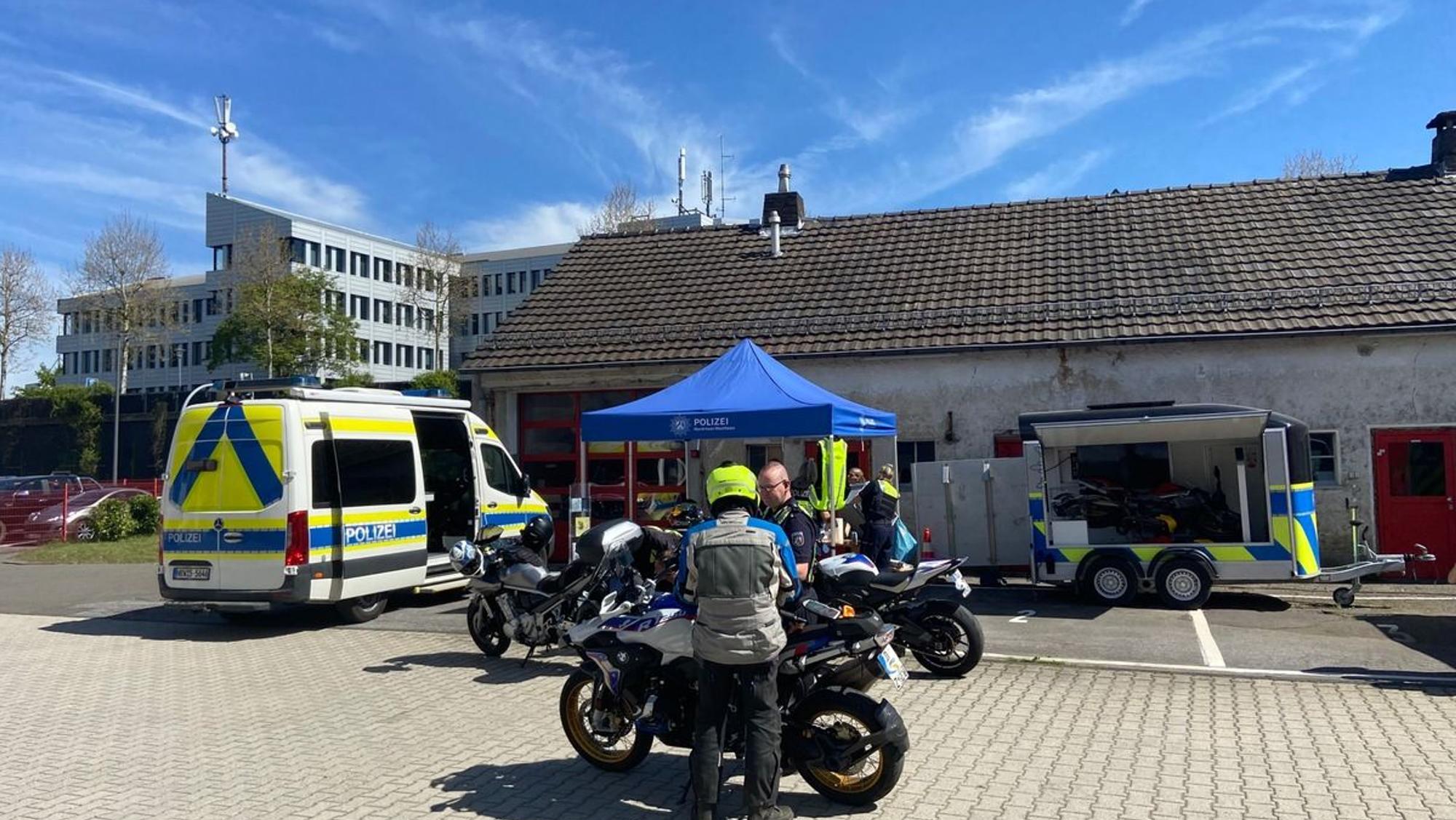Polizeikontrolle 'Kaffee und Knöllchen' in Wermelskirchen für Motorradfahrer.
